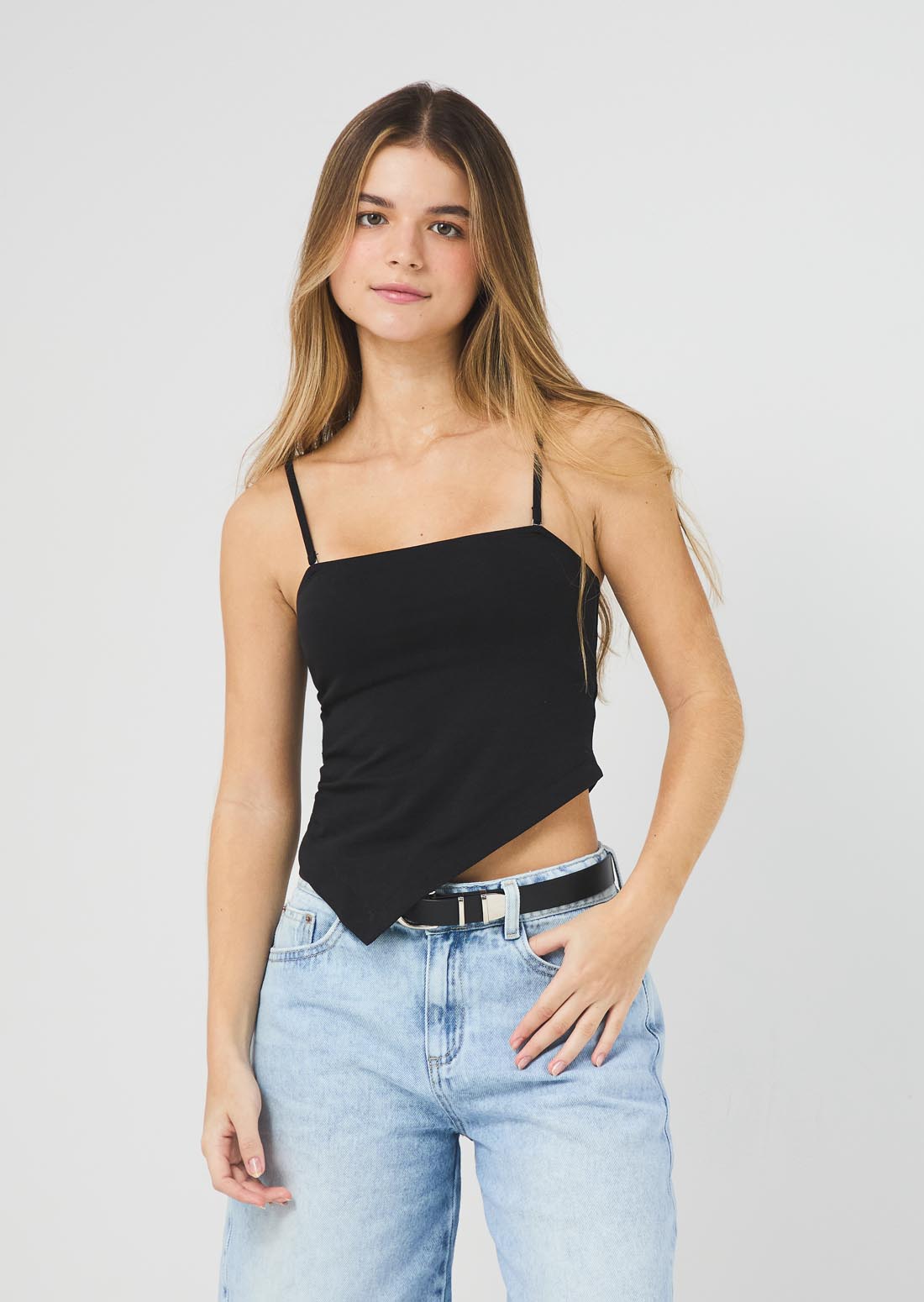 Camiseta negra con terminación en punta para jóvenes