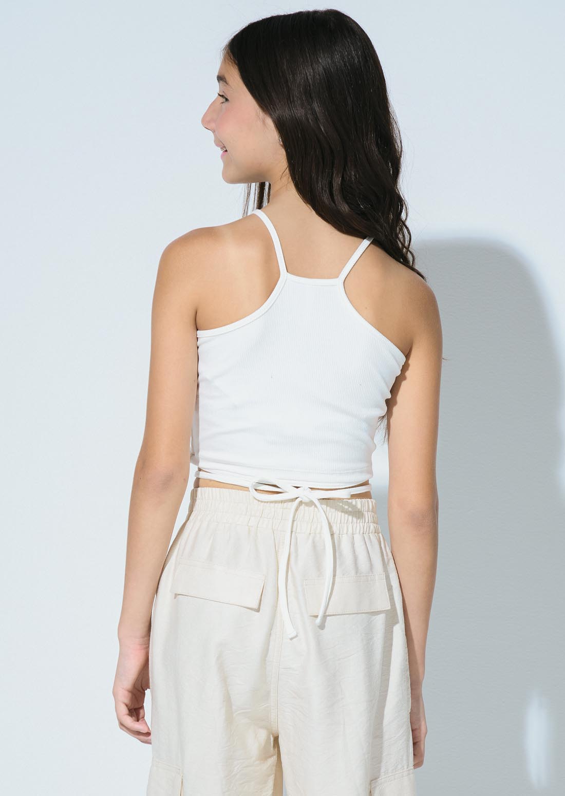 Camiseta marfil con tiras en cintura para niñas