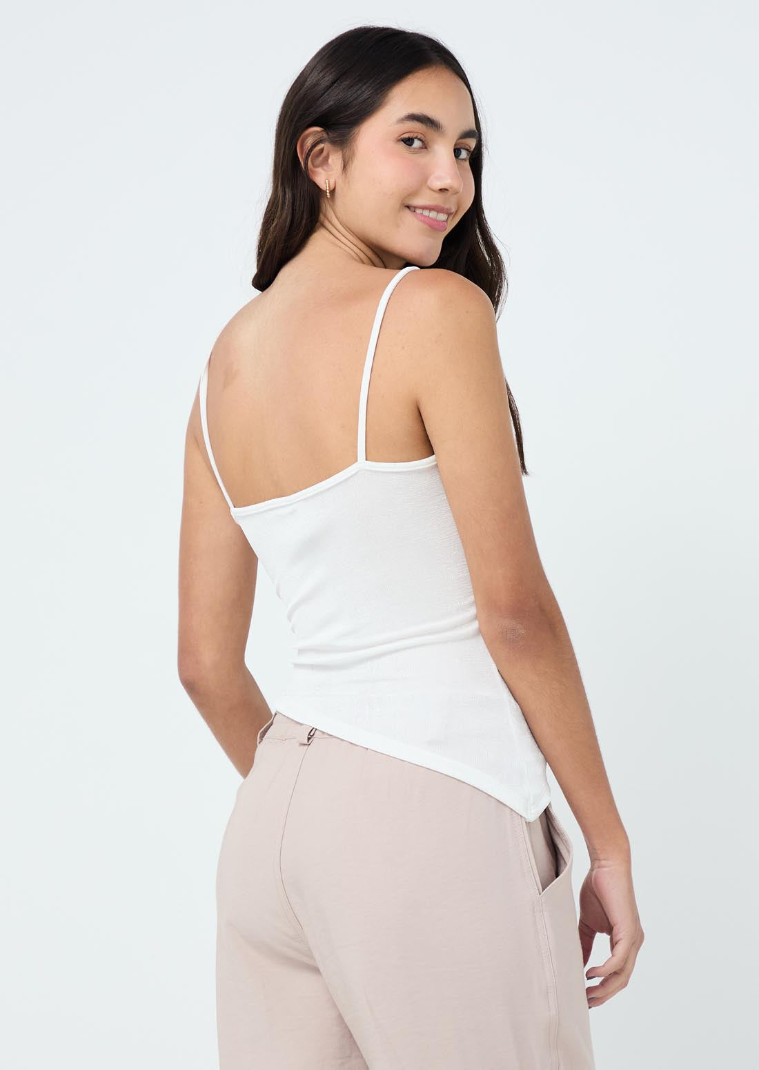 Camiseta marfil con ruedo asimétrico para jóvenes