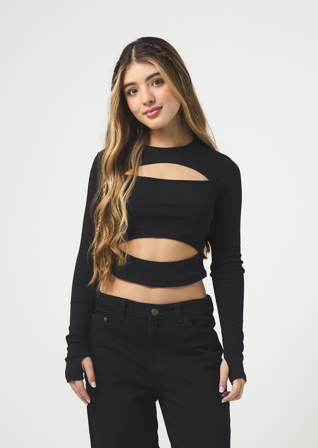 Camiseta negra con abertura para jóvenes