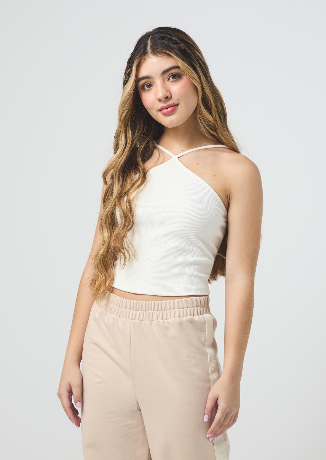 Camiseta marfil con cuello halter para jóvenes