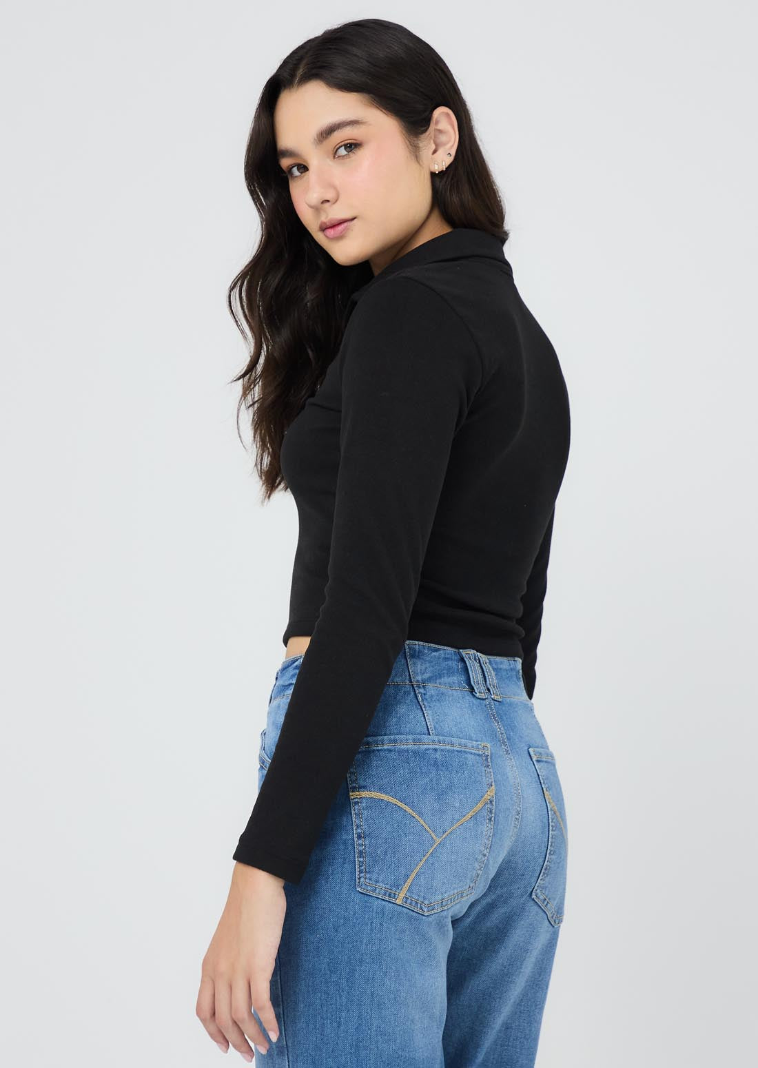 Camiseta negra tipo polo para jóvenes