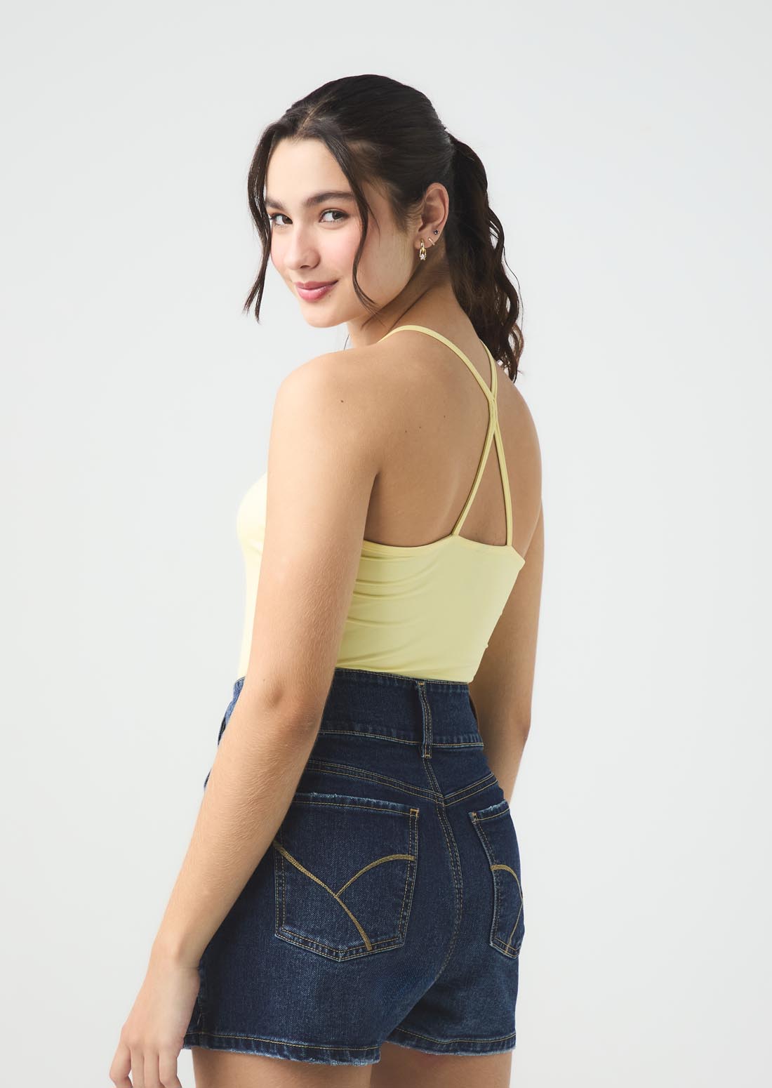 Camiseta amarillo pastel con cuello halter para jóvenes