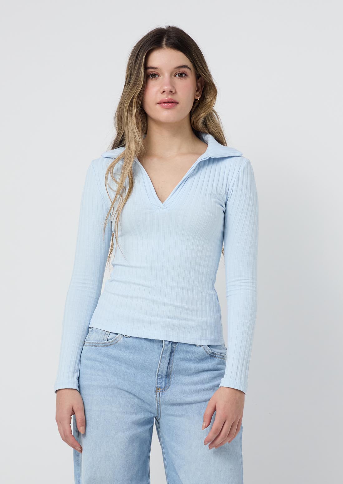 Camiseta azul claro con perilla para jóvenes