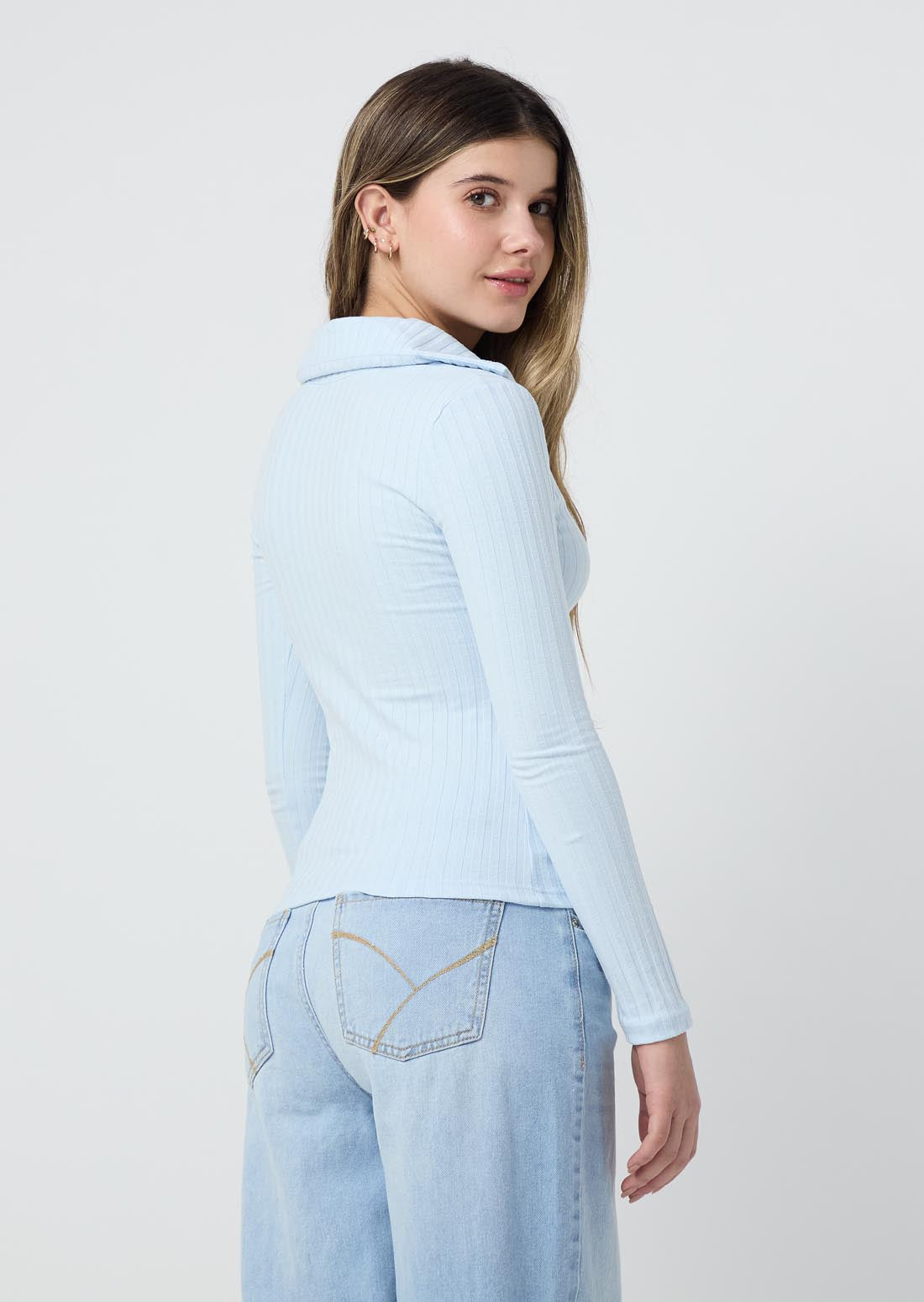 Camiseta azul claro con perilla para jóvenes