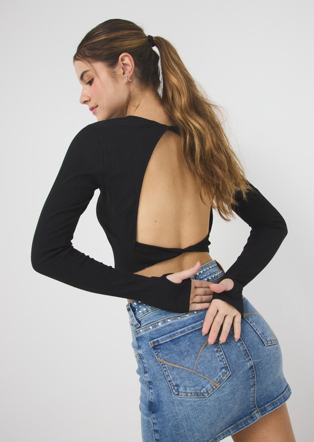 Camiseta negra con abertura en espalda para jóvenes