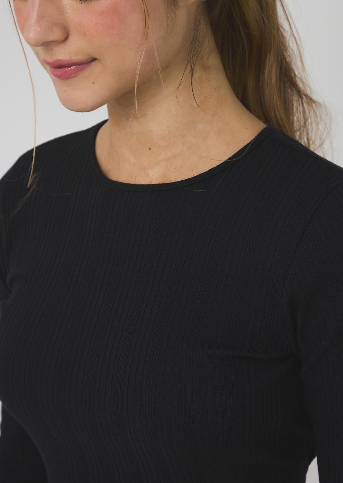 Camiseta negra con abertura en espalda para jóvenes