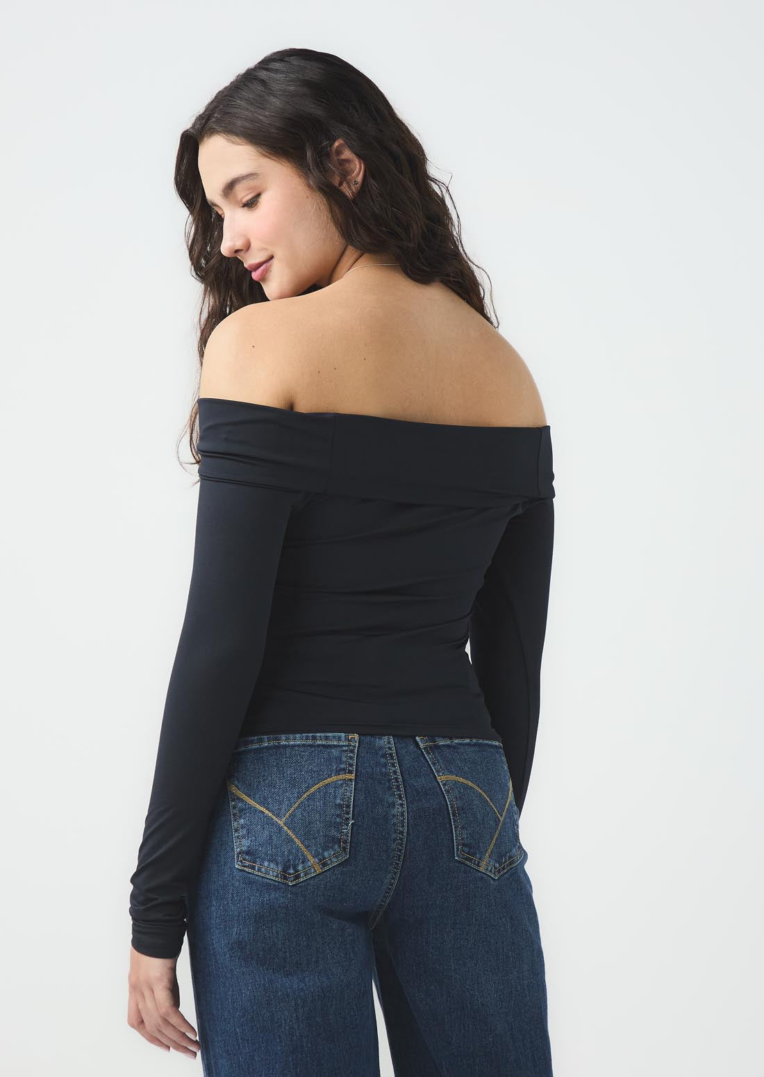Camiseta negra cuello bandeja para jóvenes