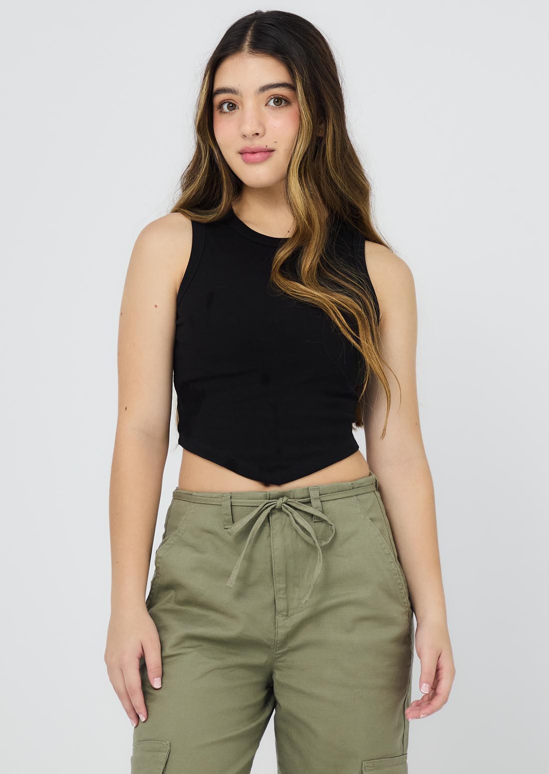 Camiseta negra con abertura en espalda para jóvenes