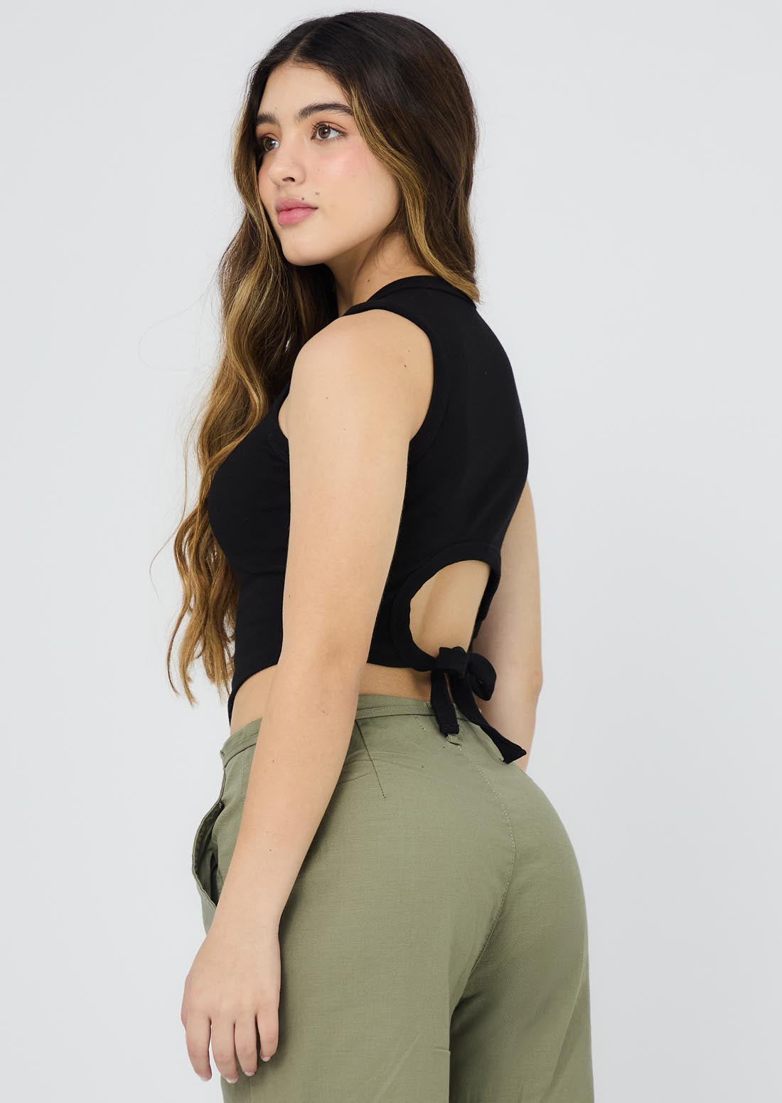Camiseta negra con abertura en espalda para jóvenes