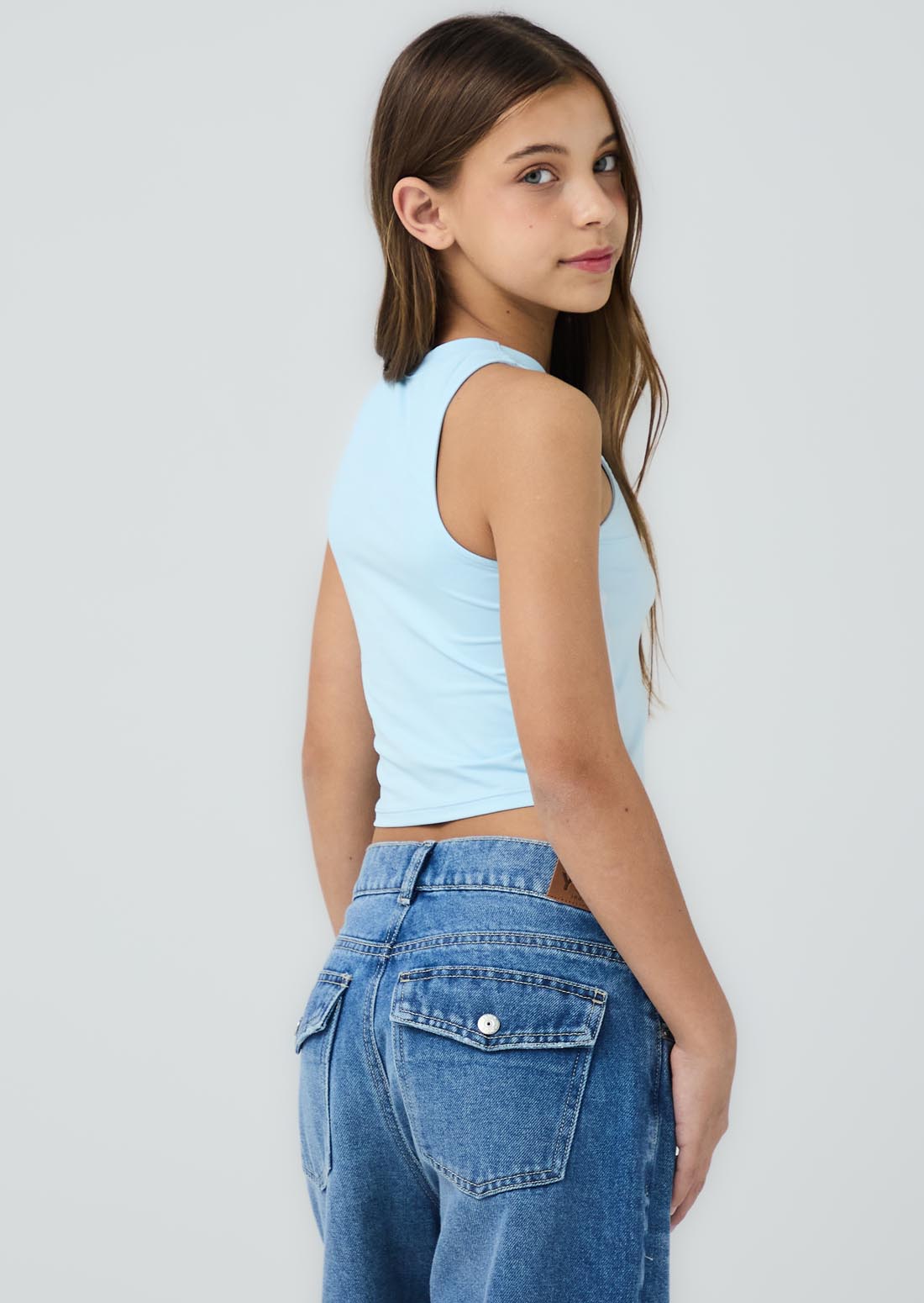 Camiseta azul claro con sesgos en contraste para niñas