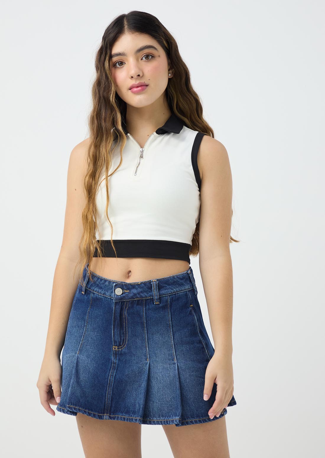 Camiseta marfil con cierre en escote para jóvenes