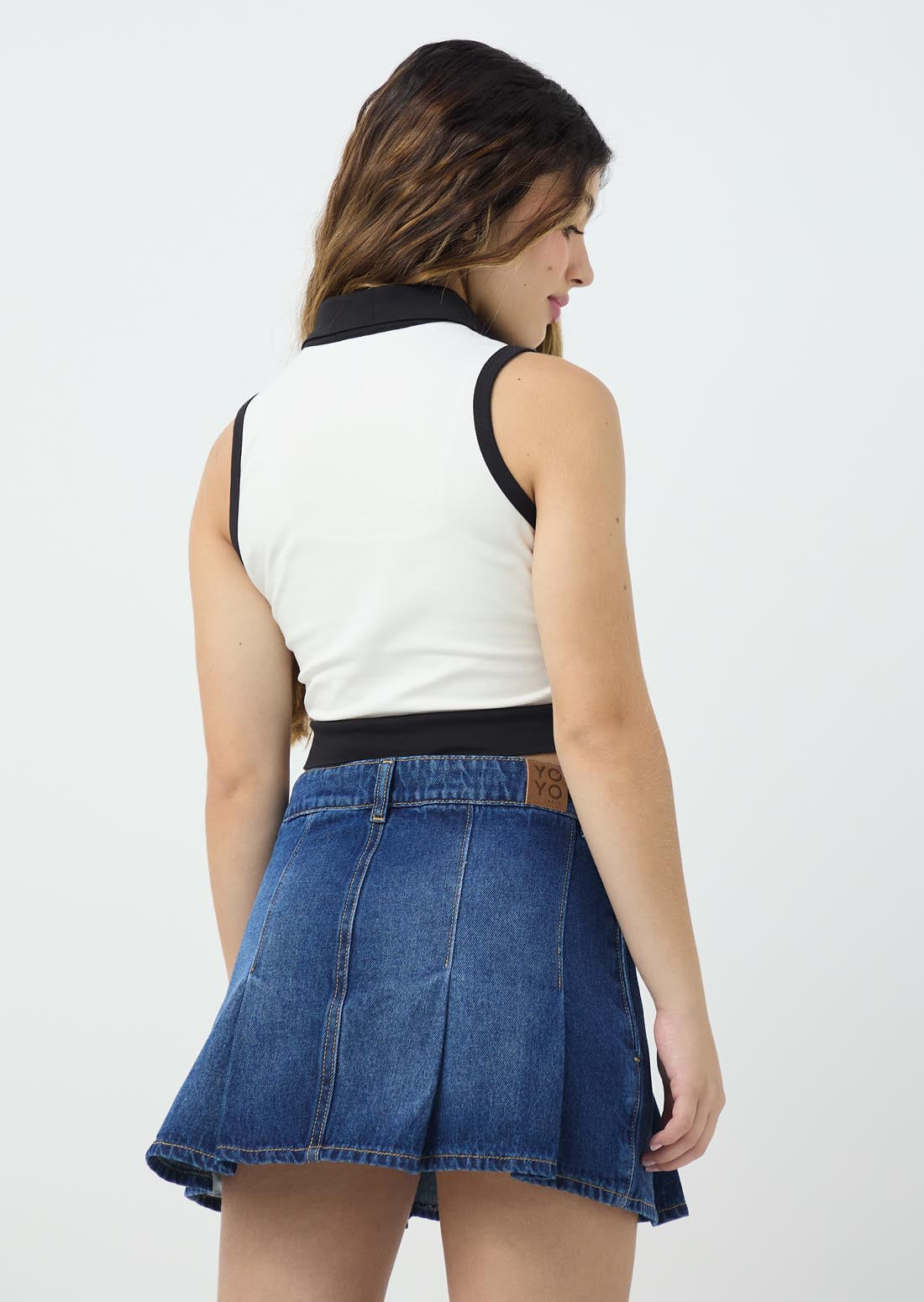 Camiseta marfil con cierre en escote para jóvenes