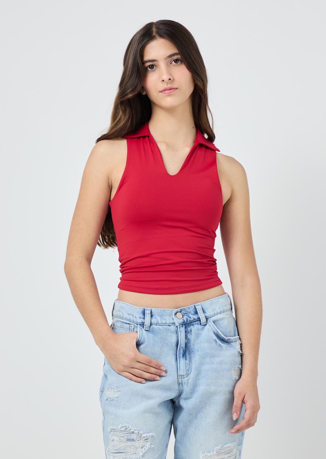 Camiseta roja con escote en V para jóvenes