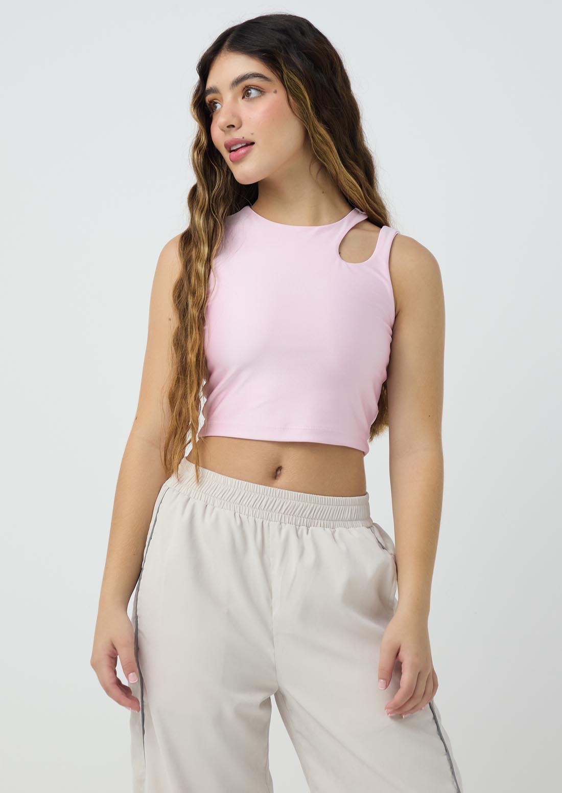 Camiseta rosa pastel con abertura en hombro para jóvenes