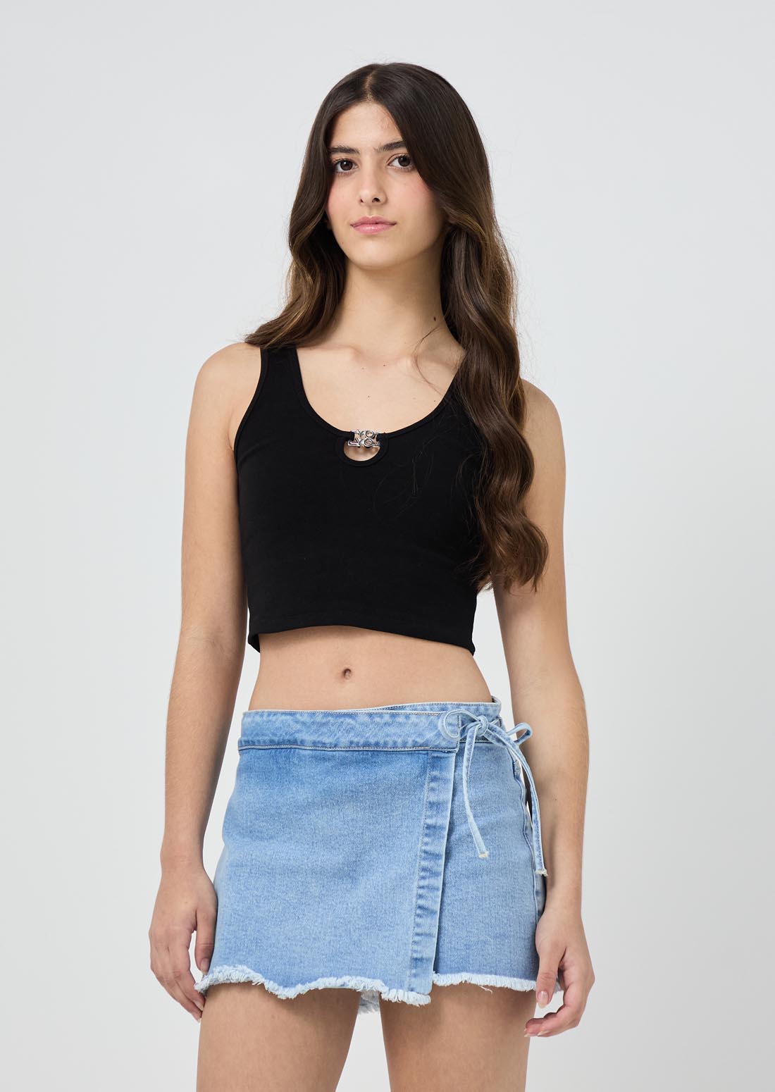 Camiseta negra con herraje en escote para jóvenes