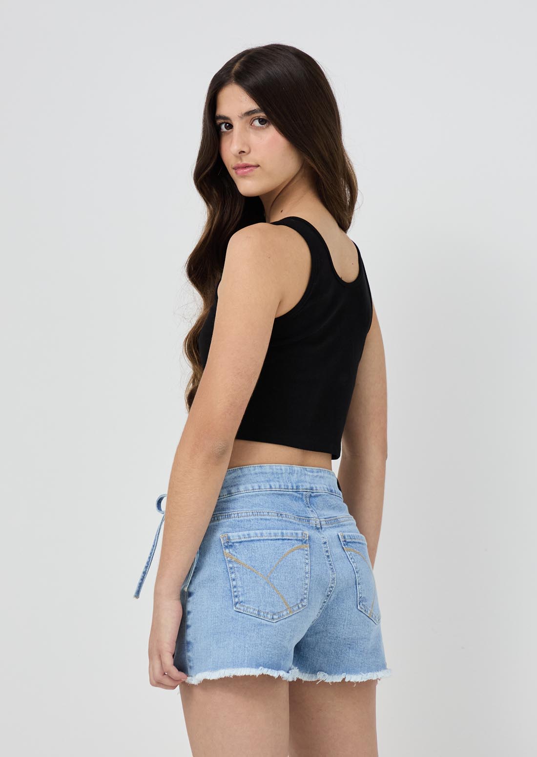 Camiseta negra con herraje en escote para jóvenes