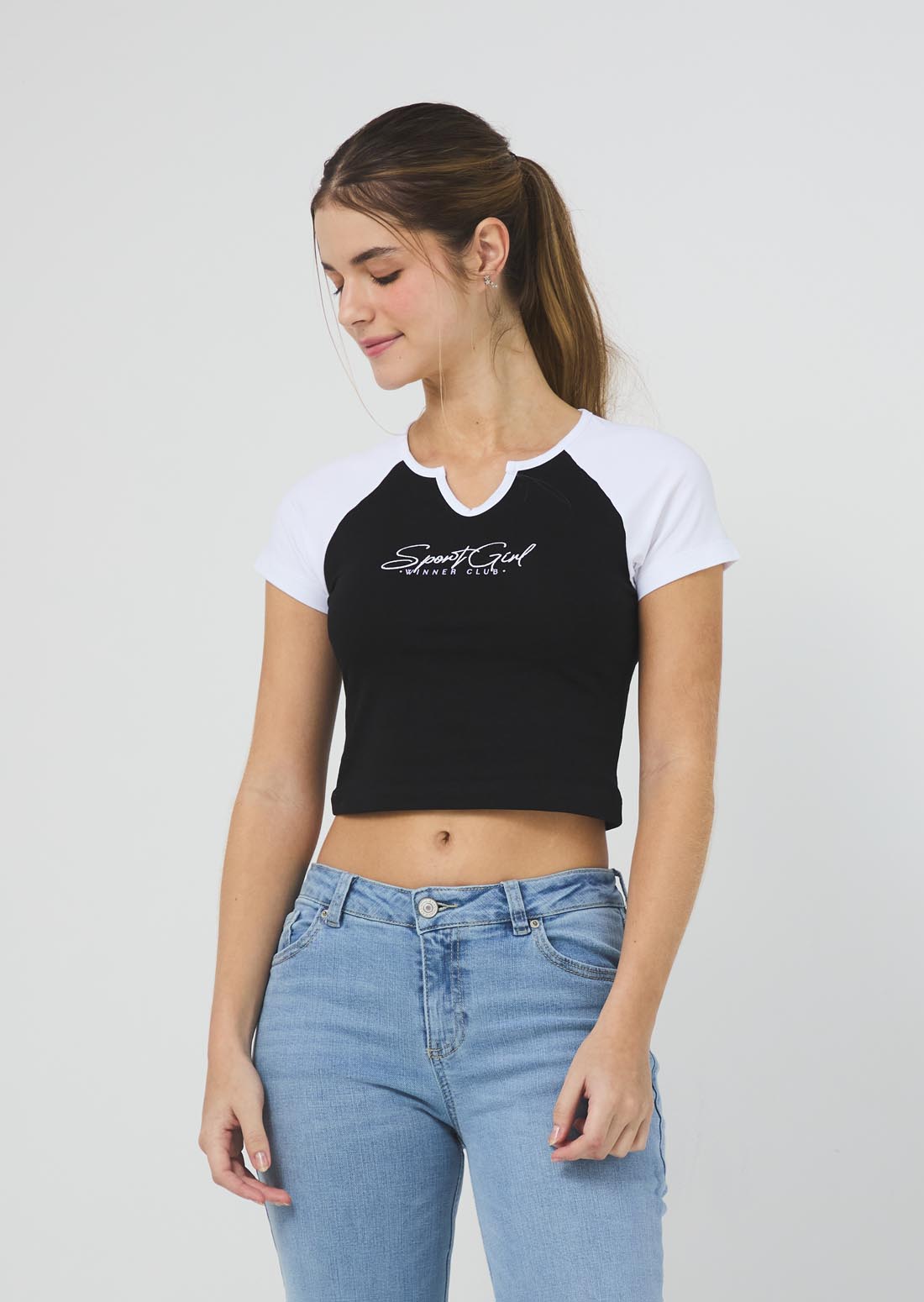 Camiseta negra con contraste en mangas para jóvenes