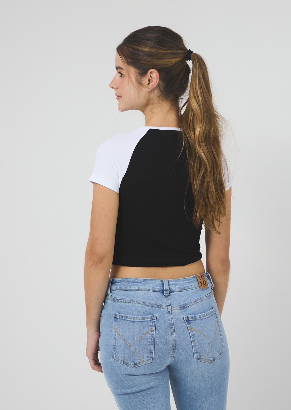 Camiseta negra con contraste en mangas para jóvenes