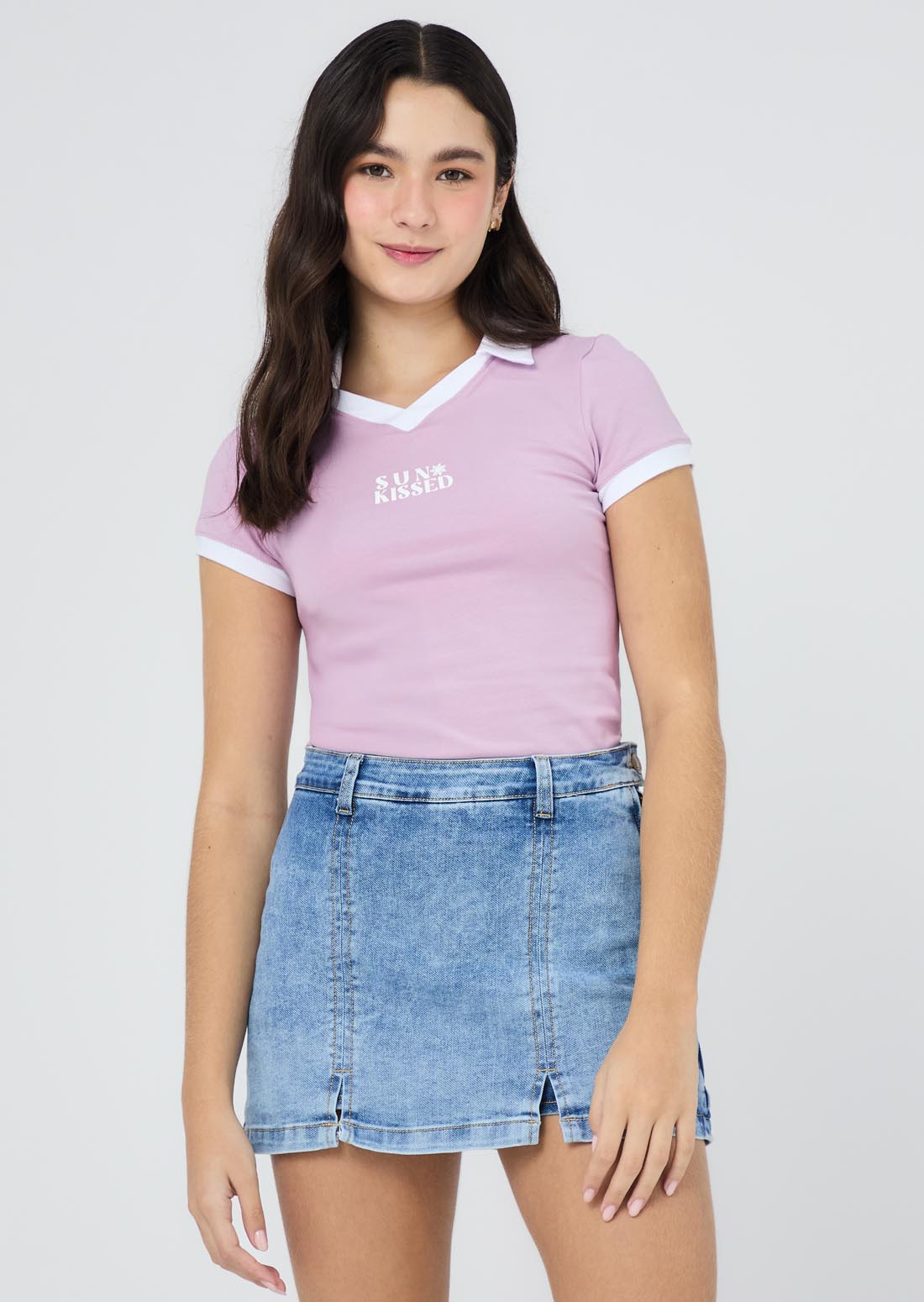 Camiseta mora con cuello en contraste para jóvenes