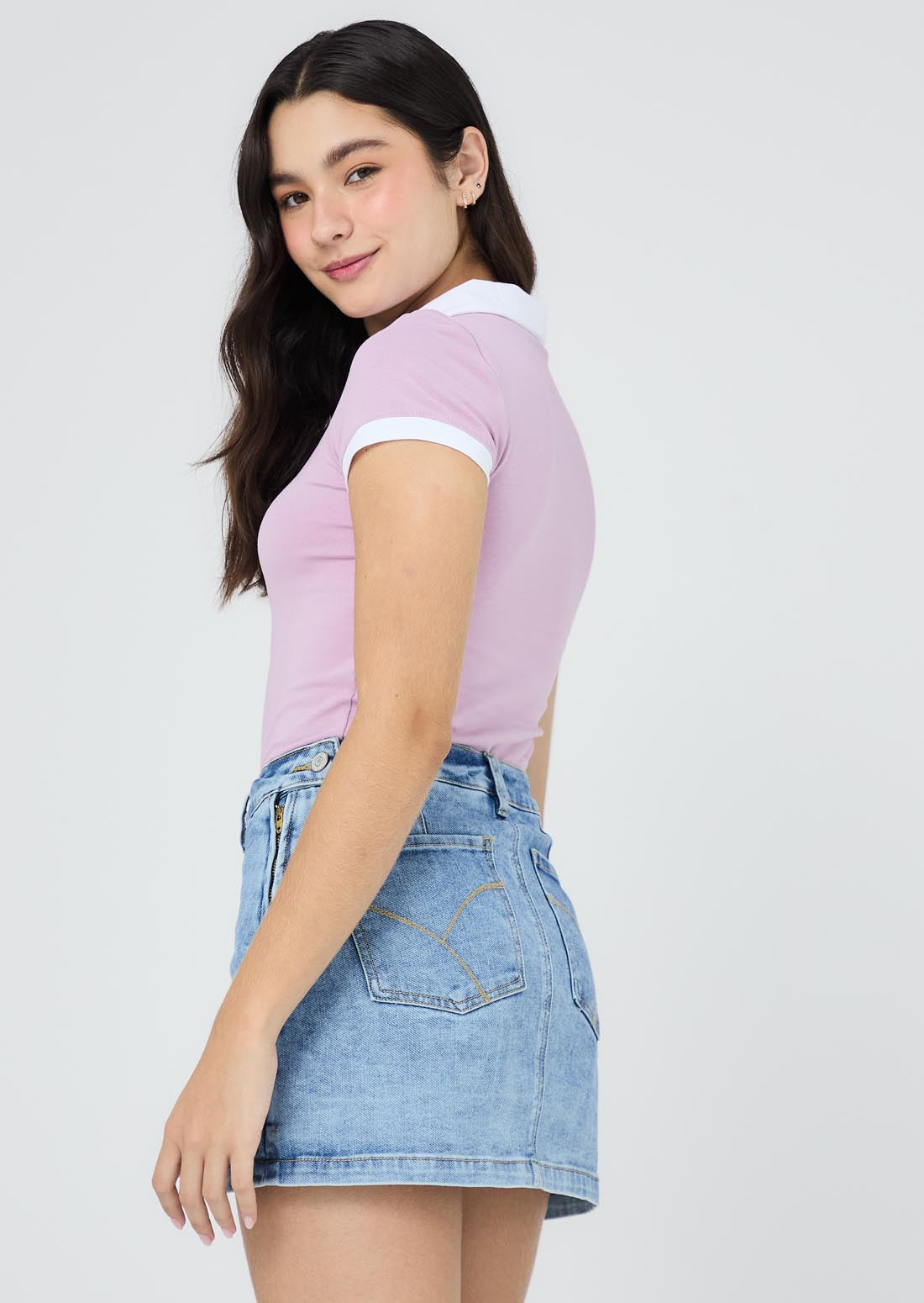 Camiseta mora con cuello en contraste para jóvenes