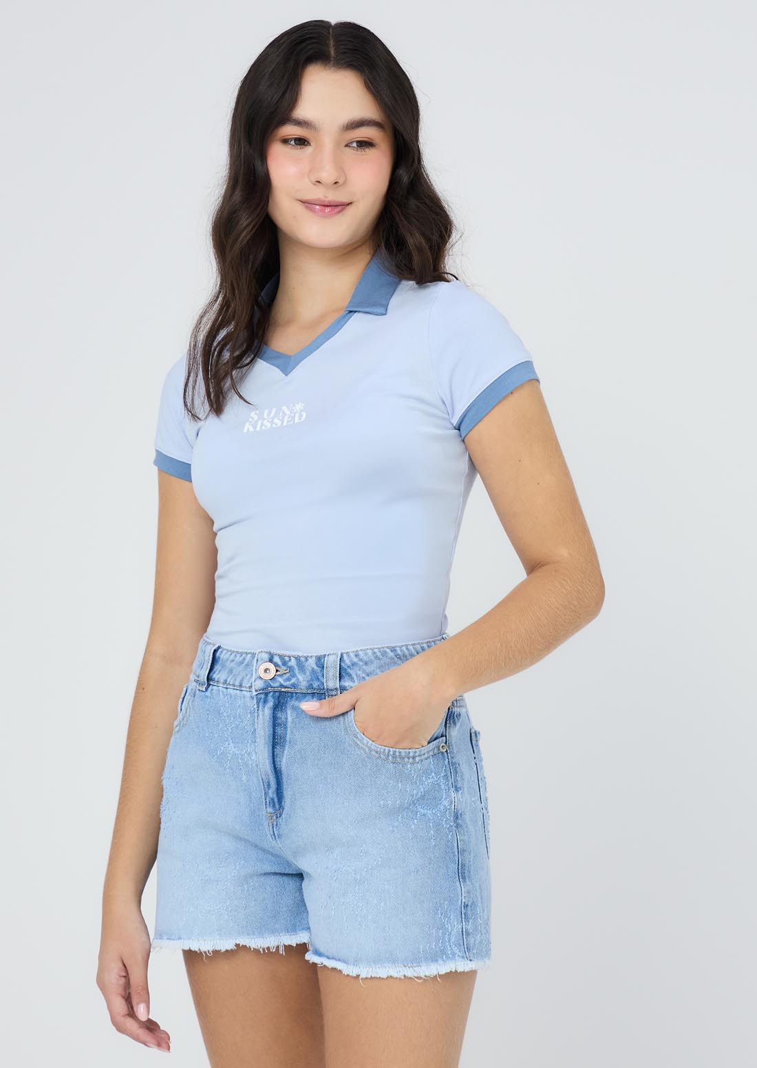 Camiseta azul claro con cuello en contraste para jóvenes