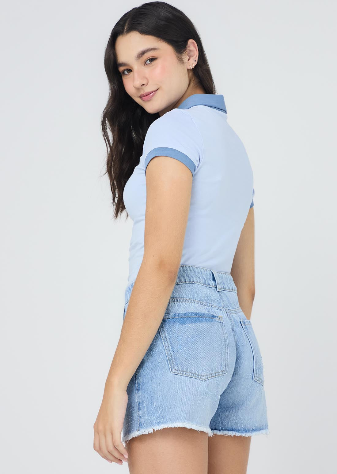 Camiseta azul claro con cuello en contraste para jóvenes