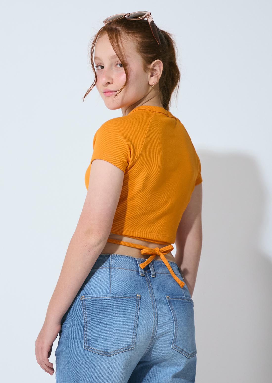 Camiseta naranja con tiras en cintura para adolescentes