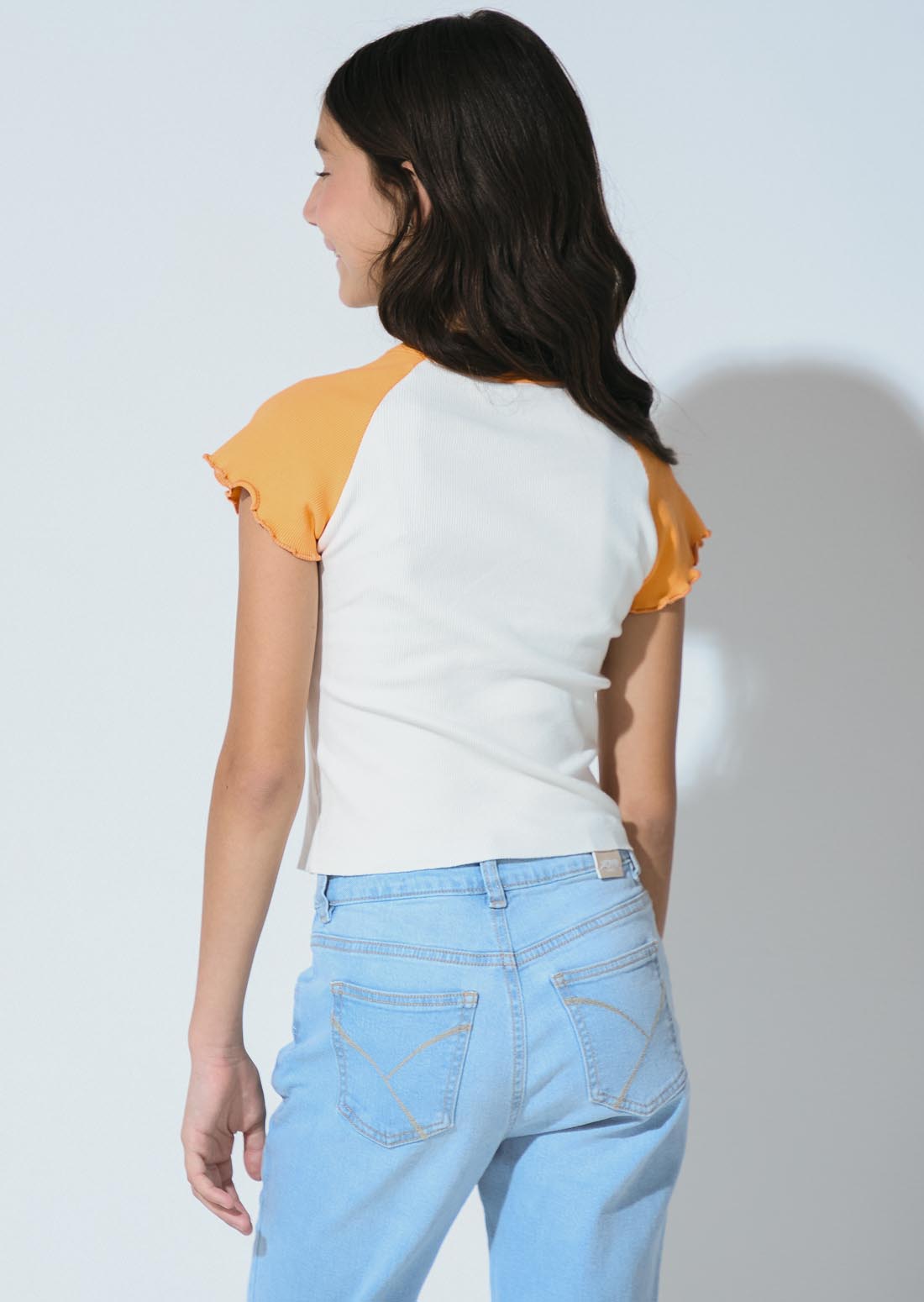 Camiseta marfil con mangas en contraste para niñas