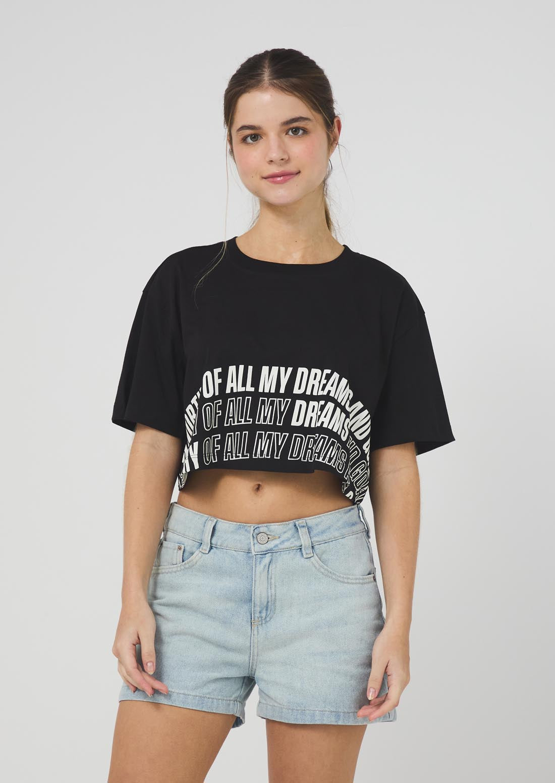 Camiseta negra estampada en ruedo para jóvenes