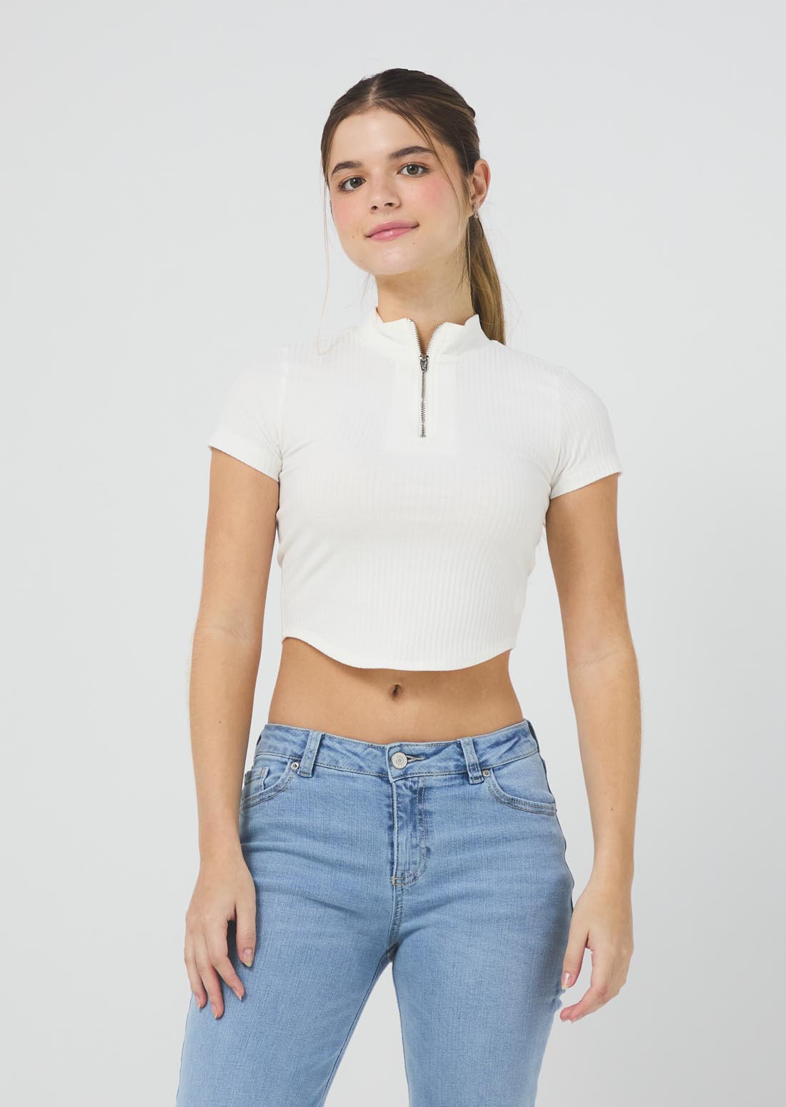 Camiseta marfil con cierre en escote para jóvenes