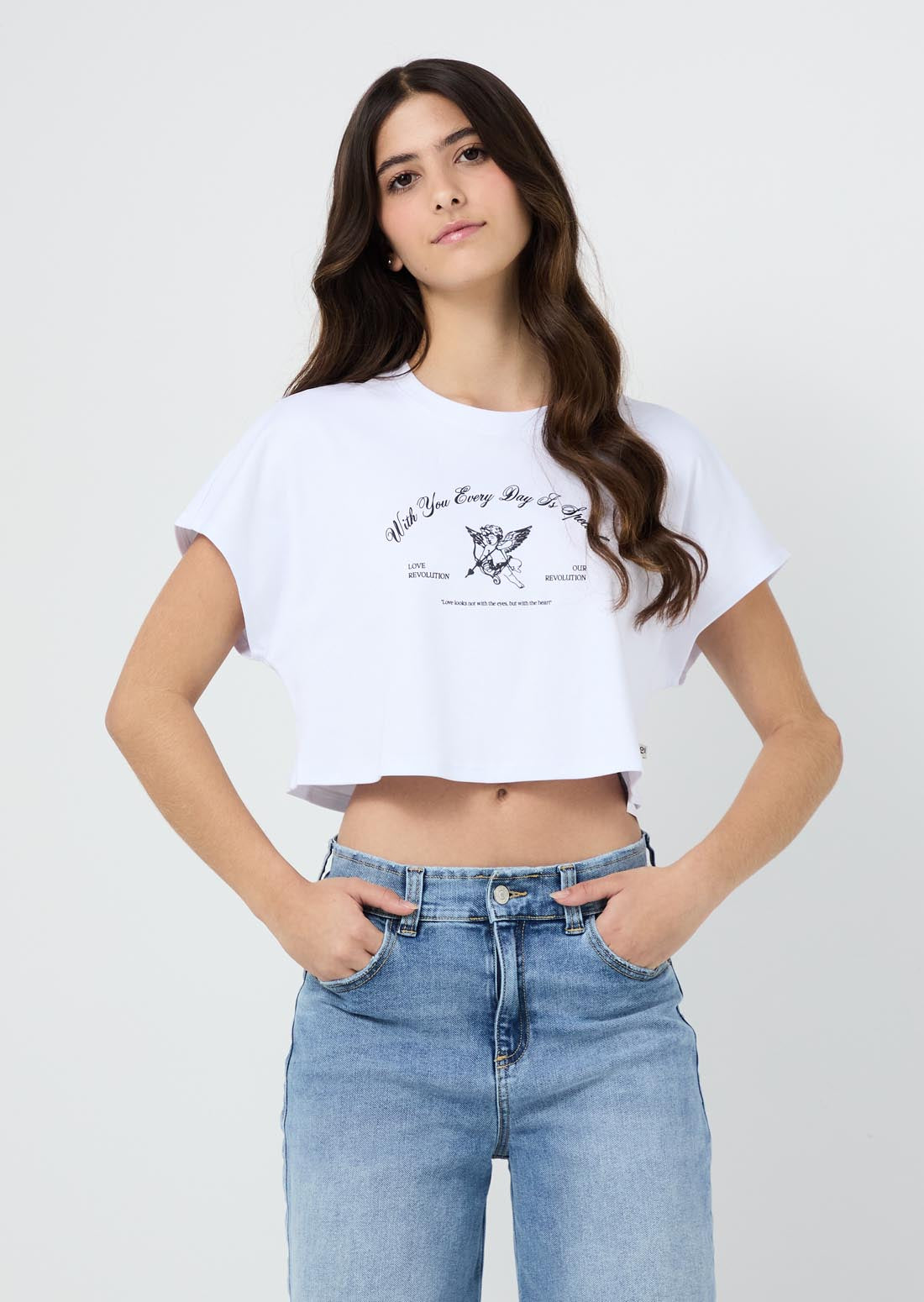 Camiseta blanca manga rodada para jóvenes
