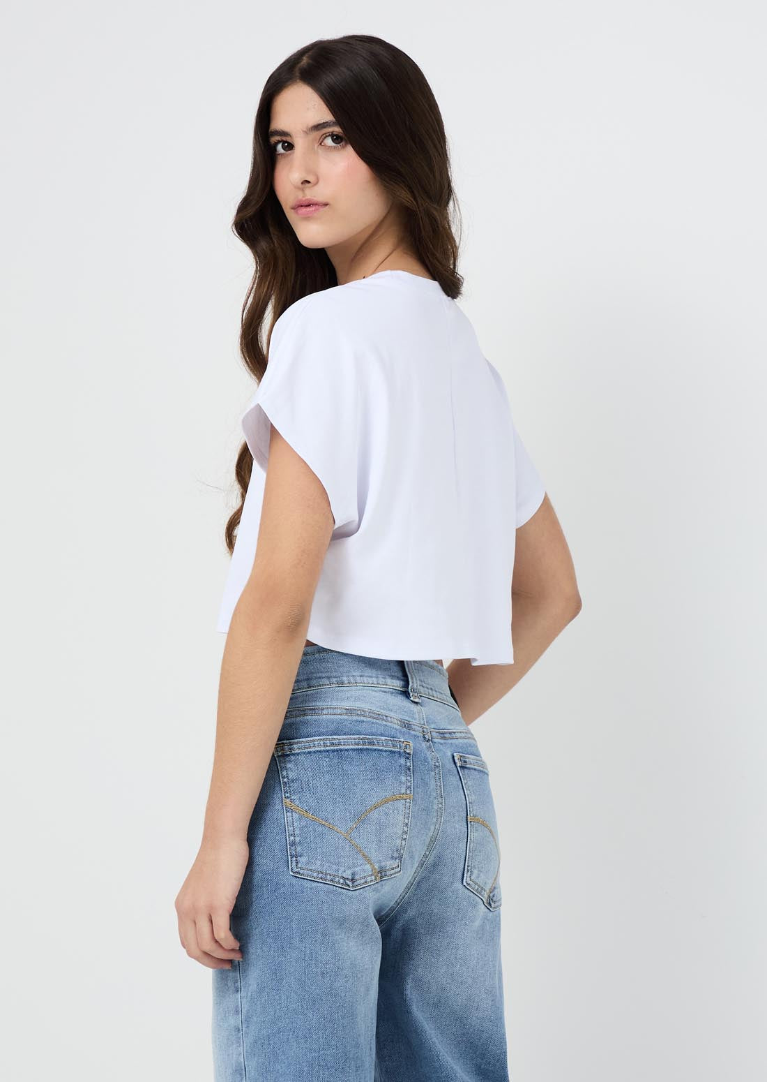 Camiseta blanca manga rodada para jóvenes