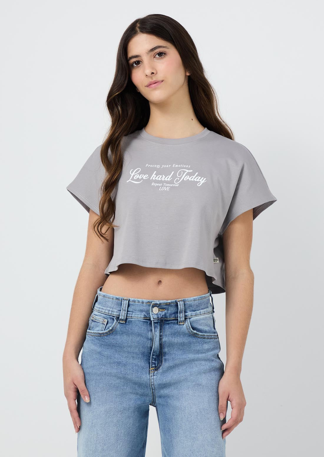 Camiseta gris oscuro manga rodada para jóvenes