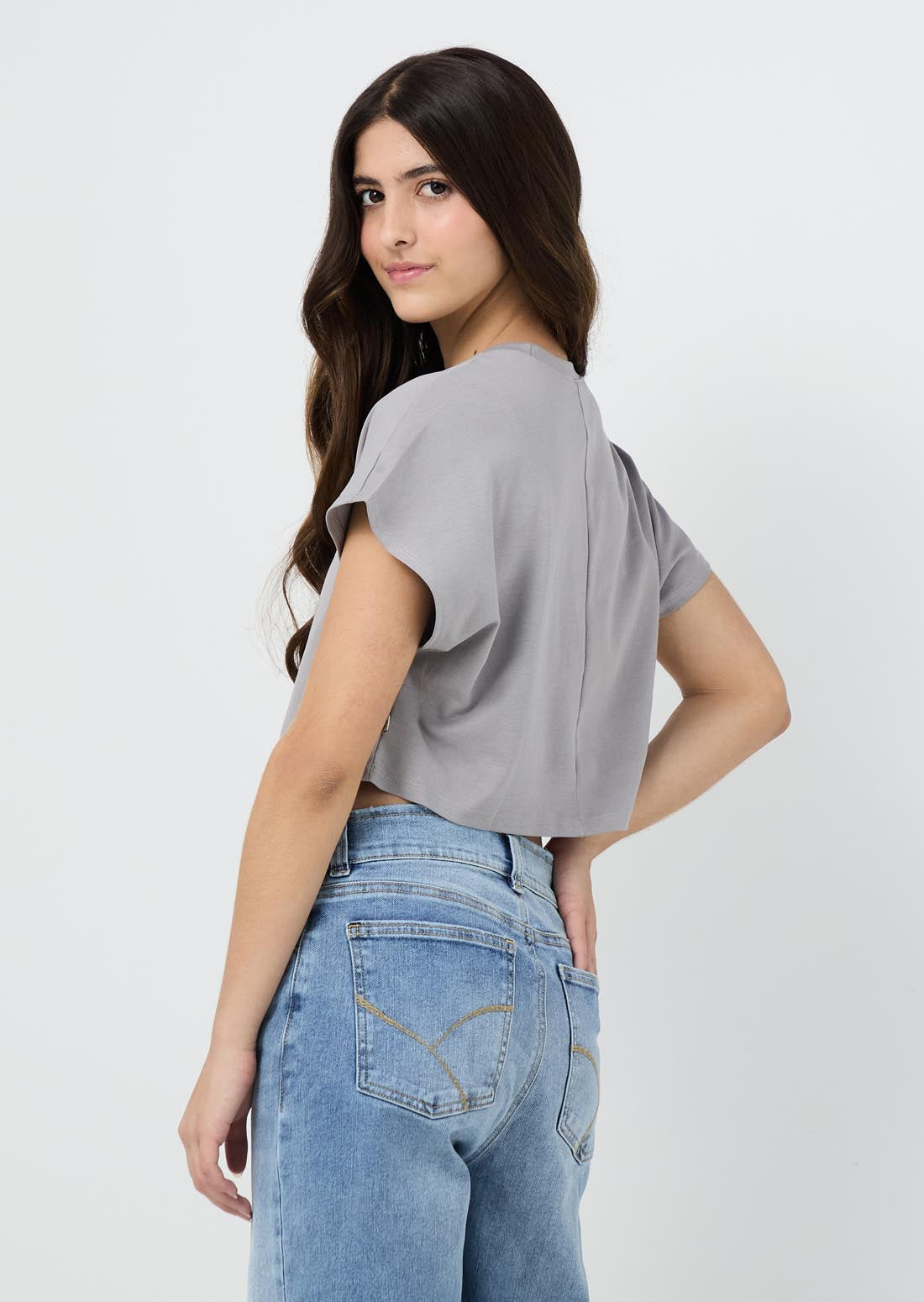 Camiseta gris oscuro manga rodada para jóvenes