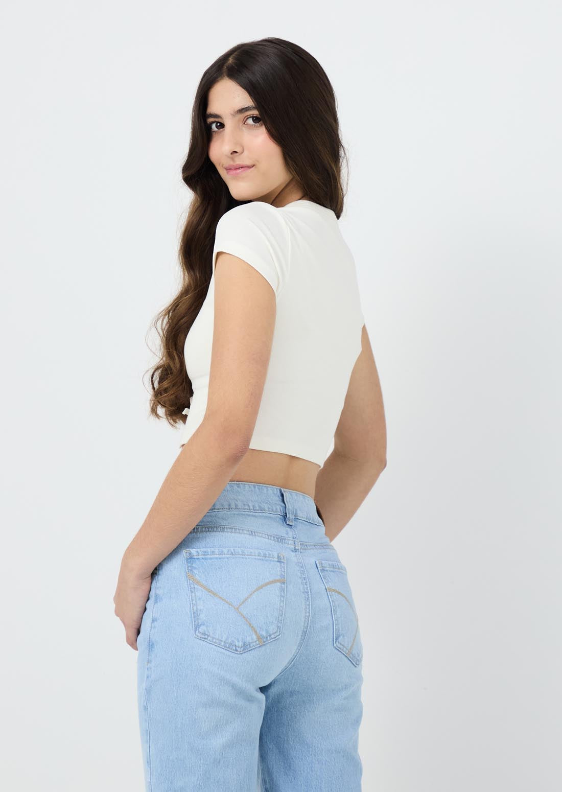 Camiseta marfil con moños decorativos en frente para jóvenes