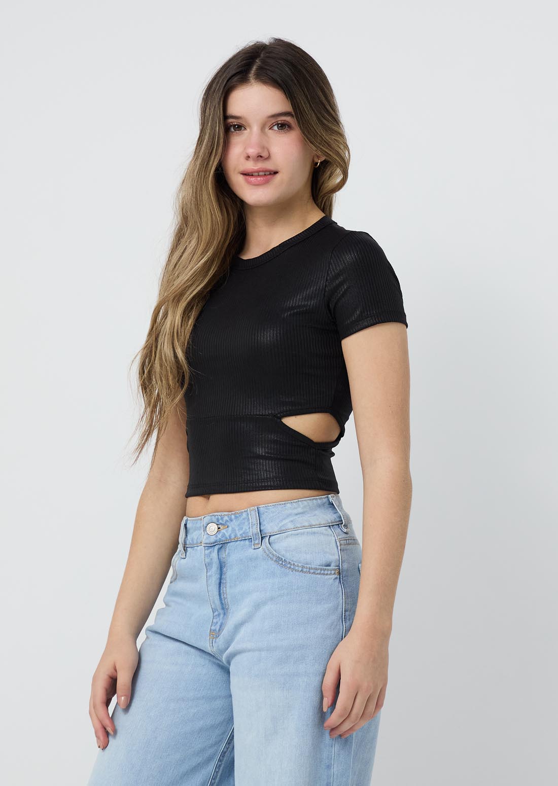Camiseta negro con abertura en costados para jóvenes