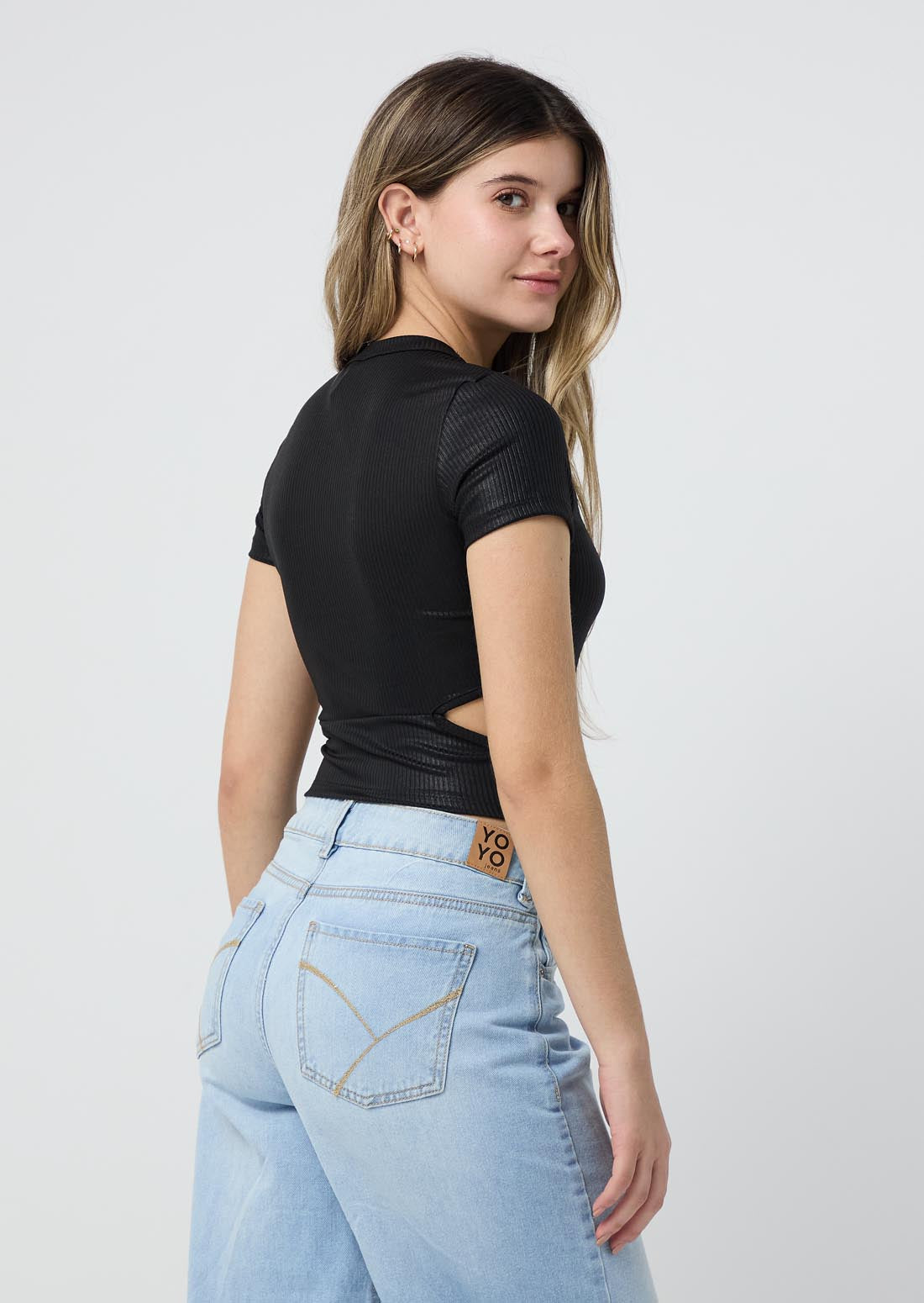 Camiseta negro con abertura en costados para jóvenes