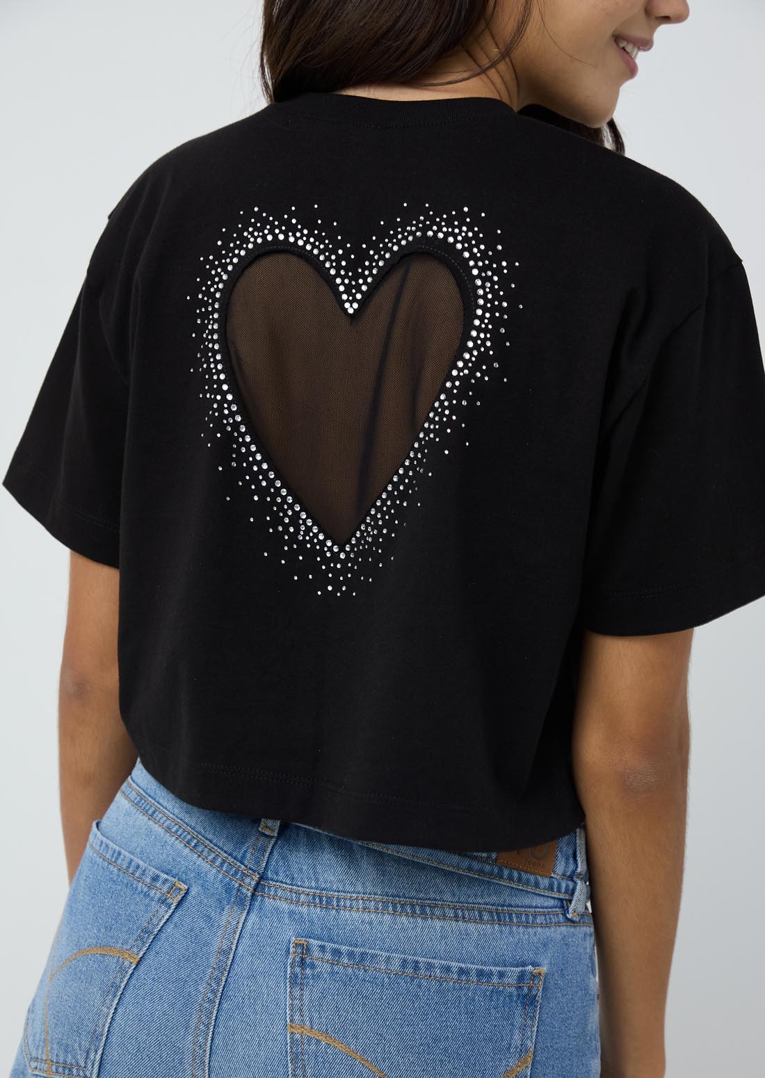 Camiseta negro con aplique en espalda de corazón para jóvenes