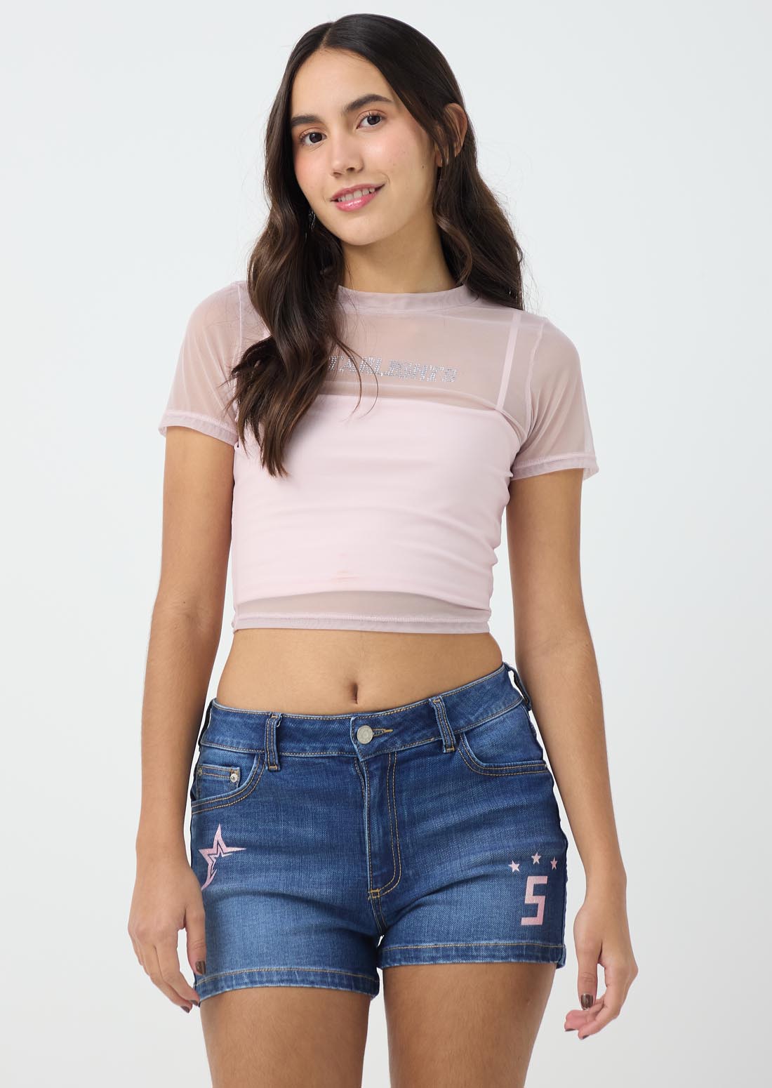 Camiseta palo de rosa con aplique en frente para jóvenes