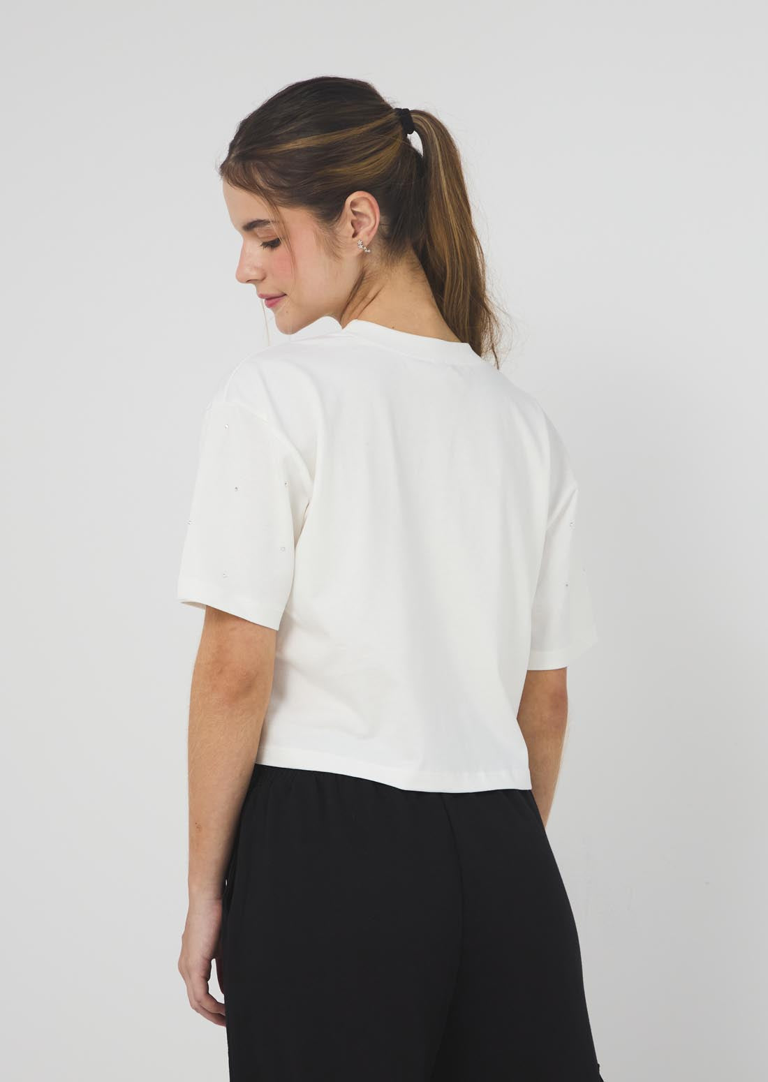 Camiseta marfil con apliques para jóvenes