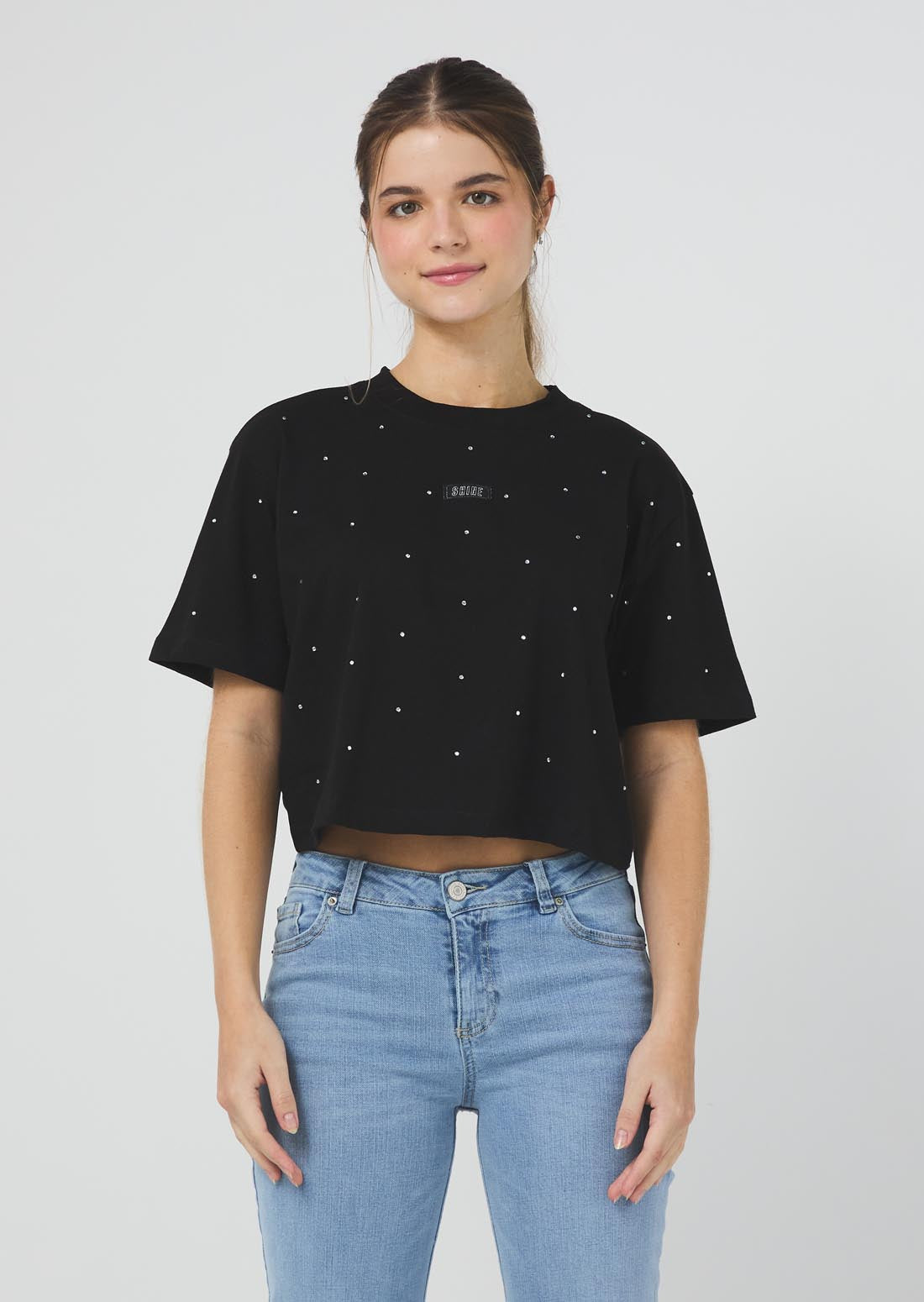 Camiseta negra con apliques para jóvenes