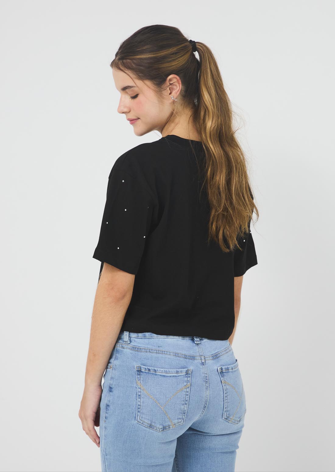 Camiseta negra con apliques para jóvenes