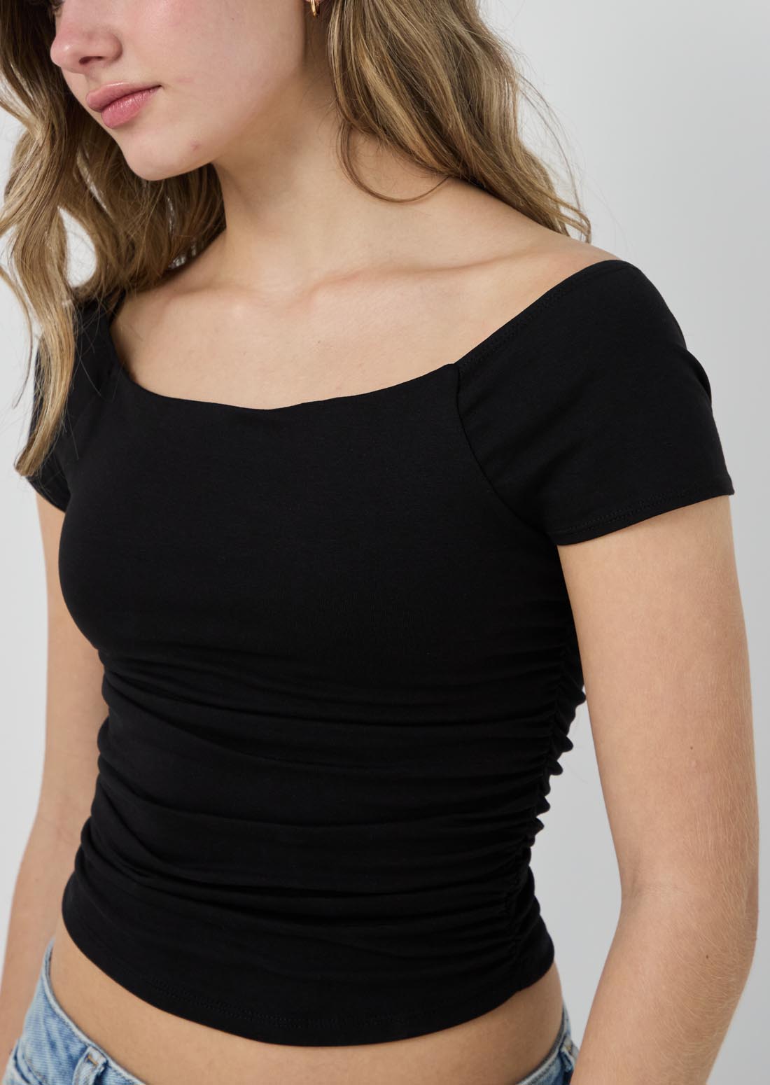 Camiseta negra con recogido en costados para jóvenes