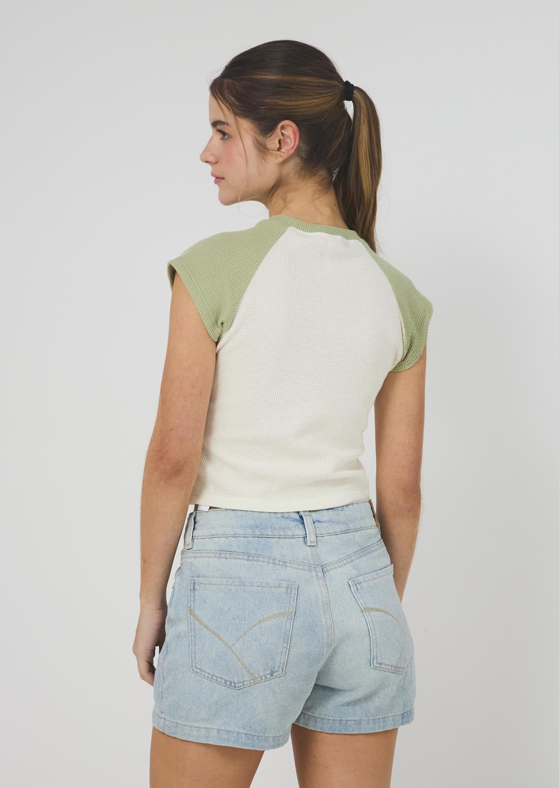 Camiseta pistacho con mangas en contraste para jóvenes