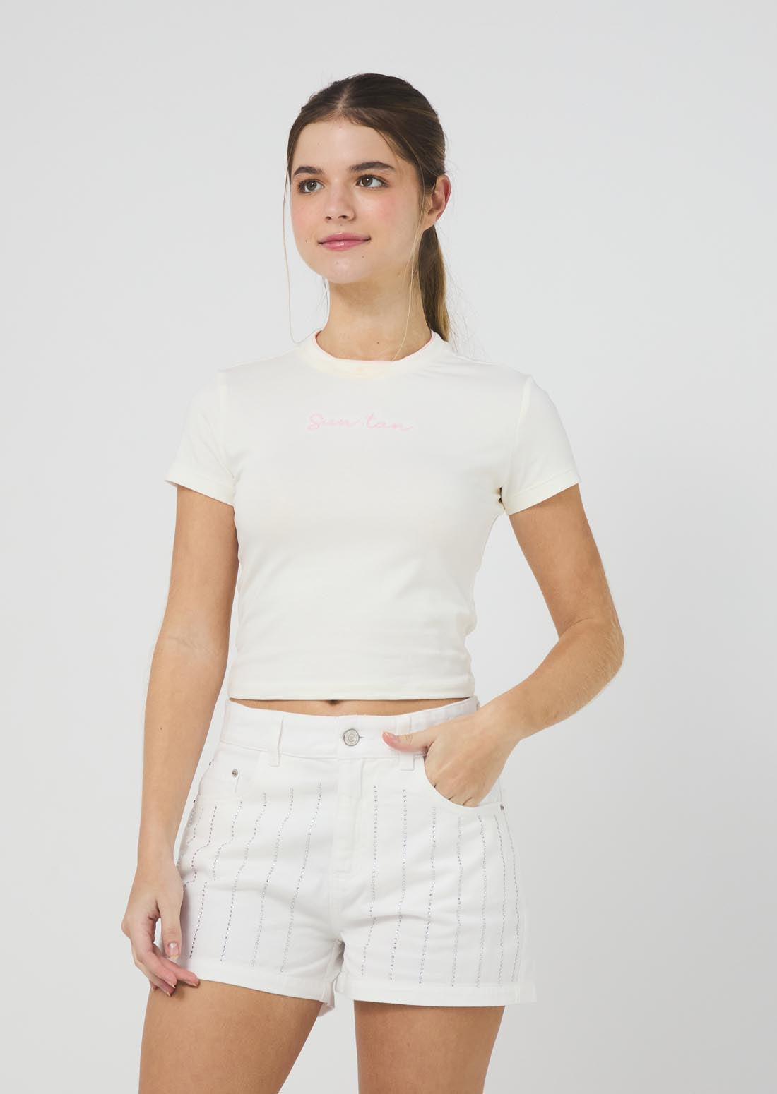 Camiseta marfil con cuello en contraste para jóvenes