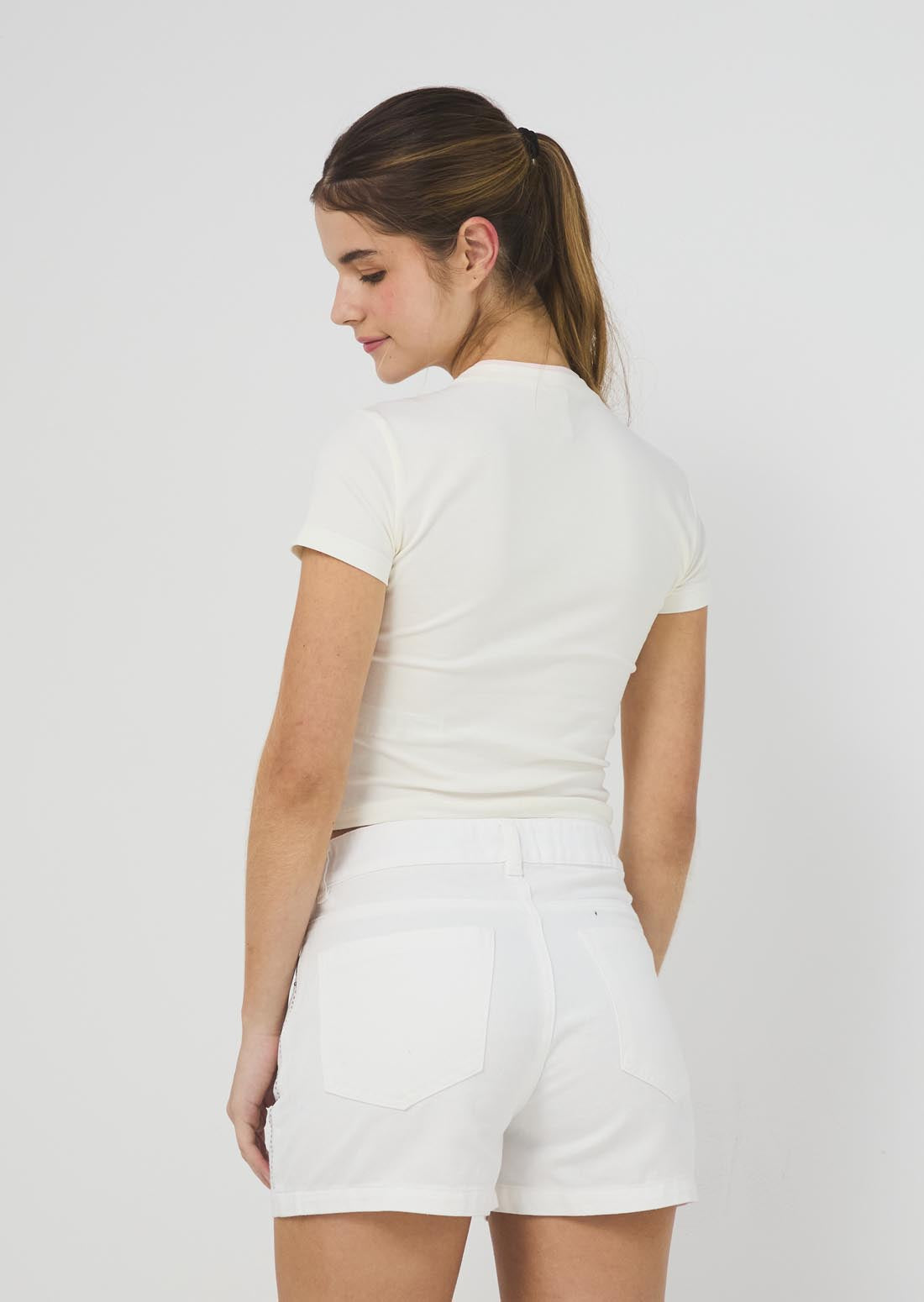 Camiseta marfil con cuello en contraste para jóvenes