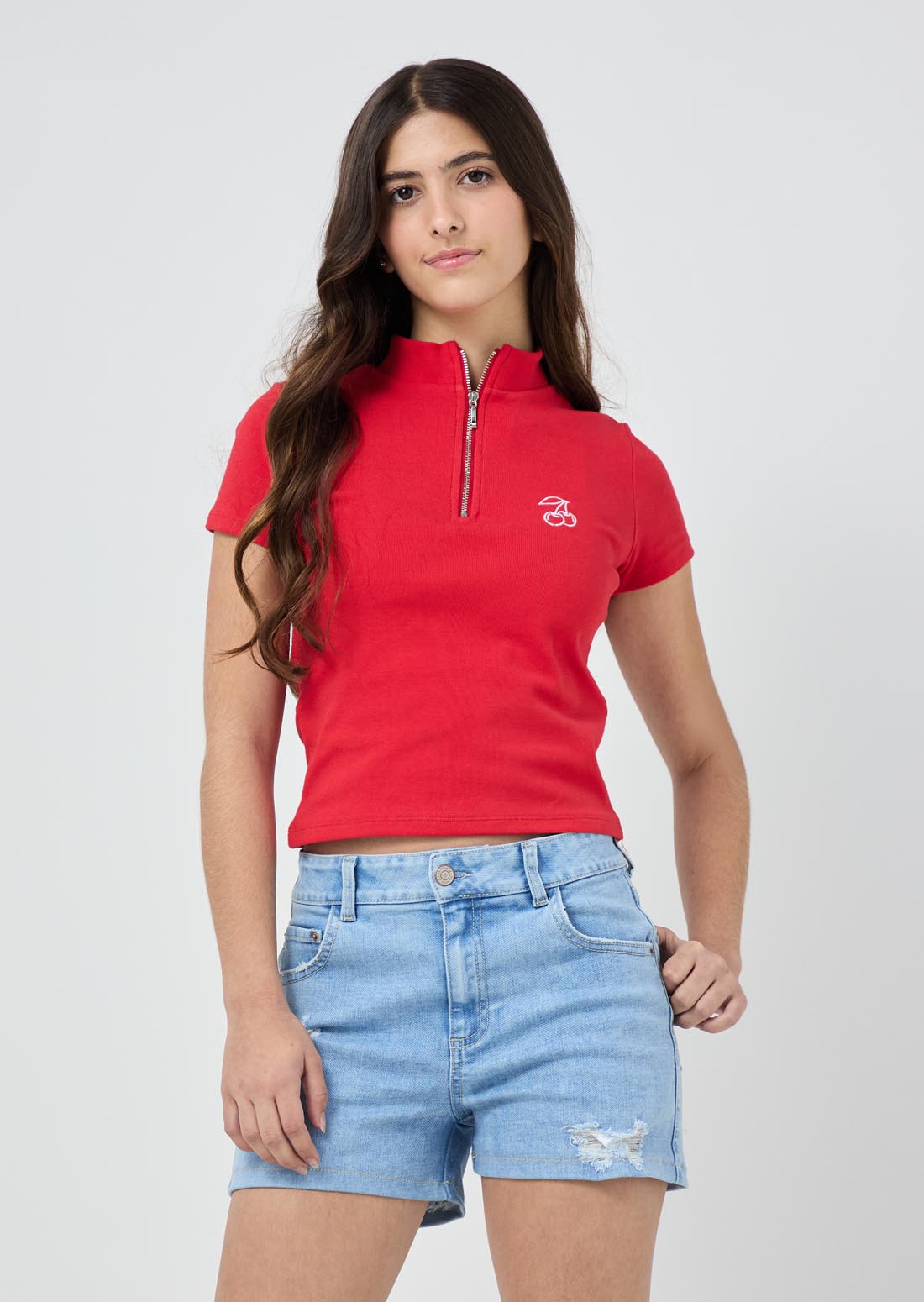 Camiseta roja con cierre en escote para jóvenes