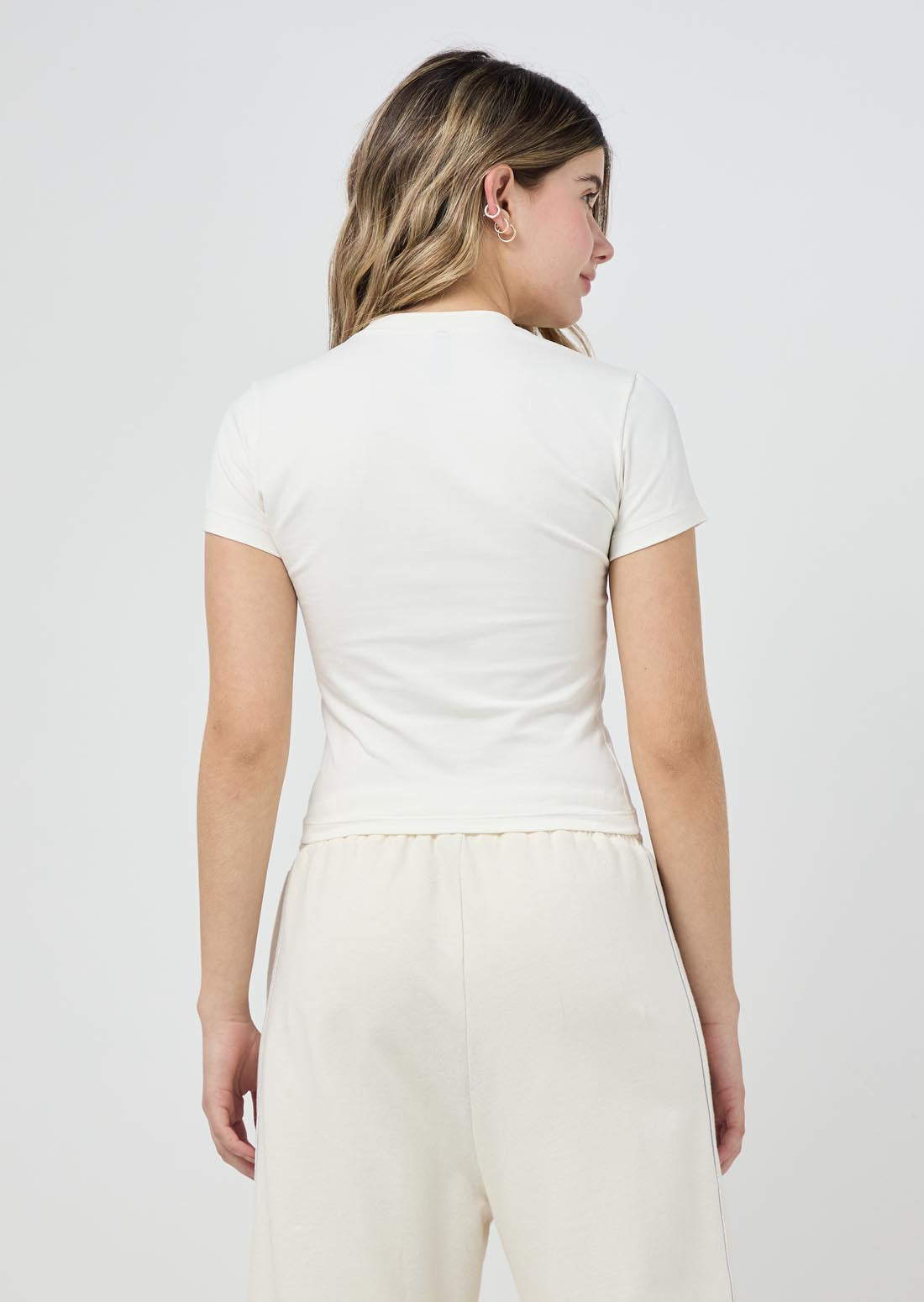 Camiseta marfil con apliques para jóvenes