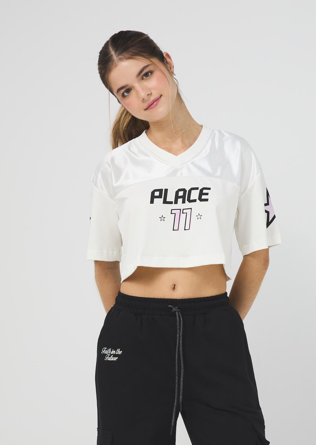 Camiseta marfil con cuello en V para jóvenes